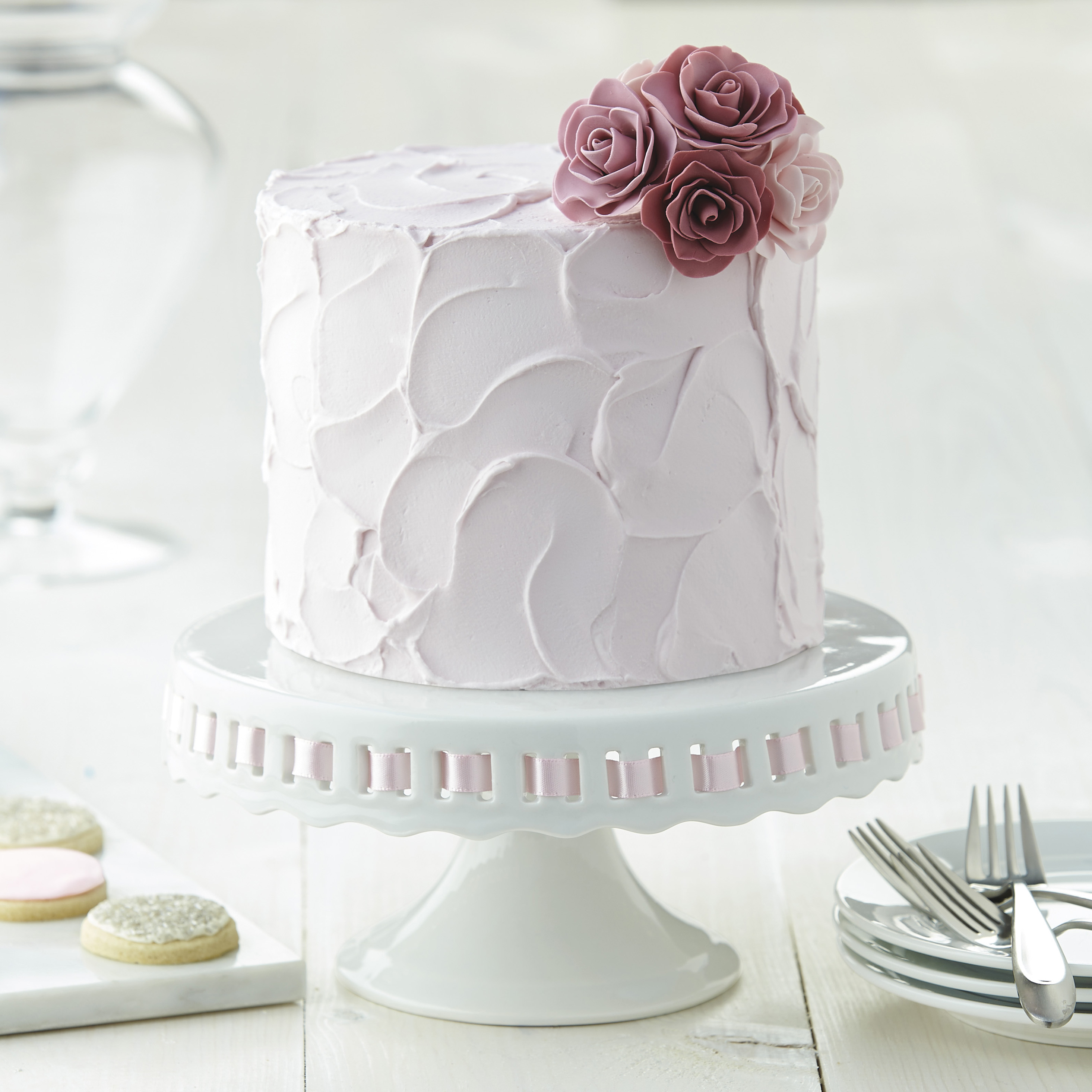 The Wilton Method of Cake Decorating ® Course 2: Flowers and Cake Design.