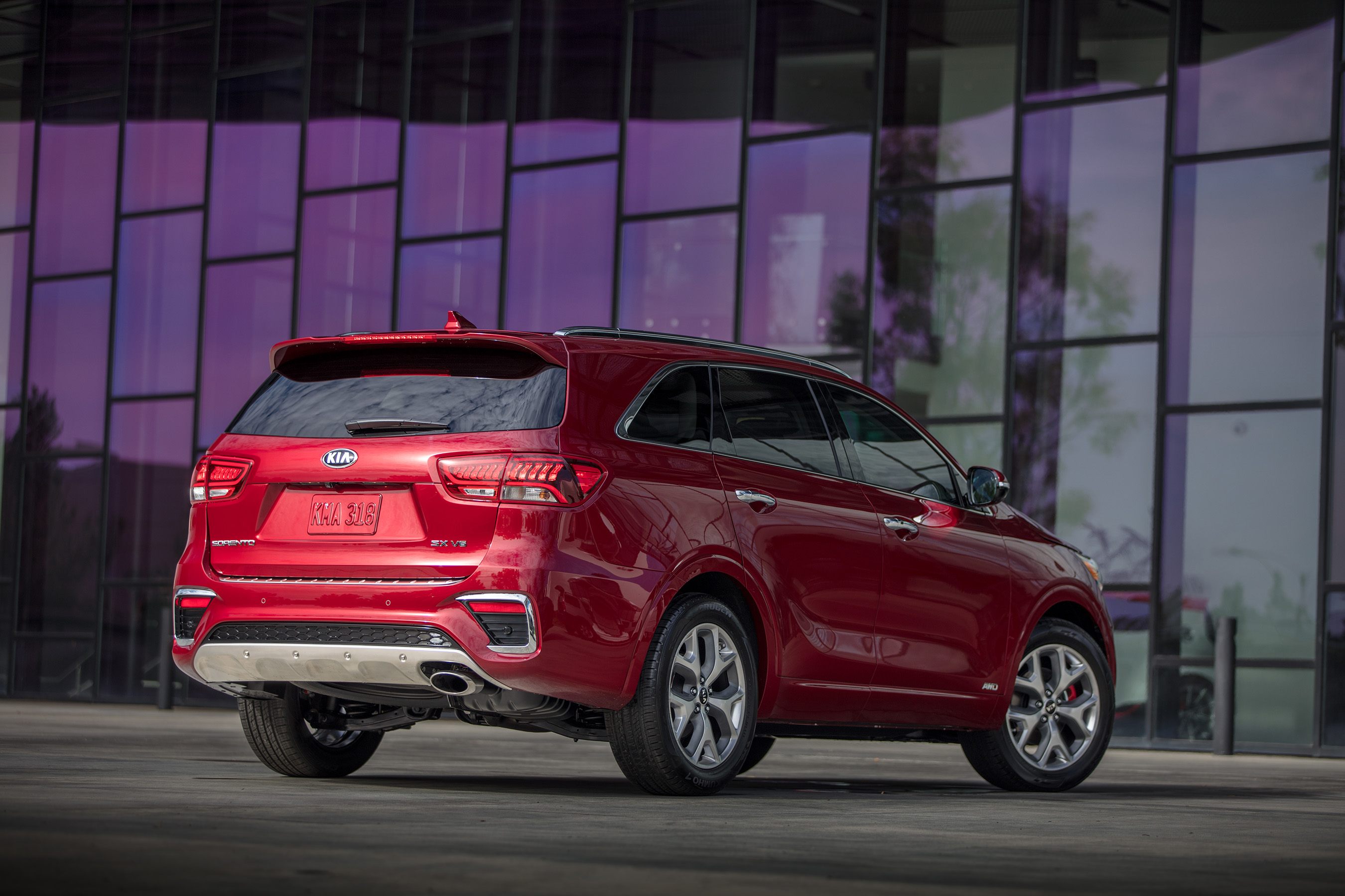 The rear fascia of 2019 Sorento SUV has a new bumper design, sleeker taillamps, revised liftgate and a sportier muffler tip.