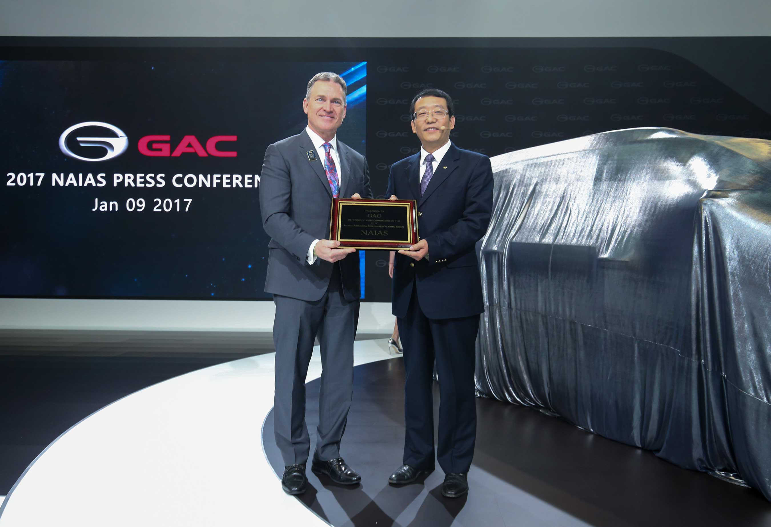 Rod Alberts, executive director of NAIAS, presented “In Honor of Commitment to the 2017 NAIAS” award to GAC Motor