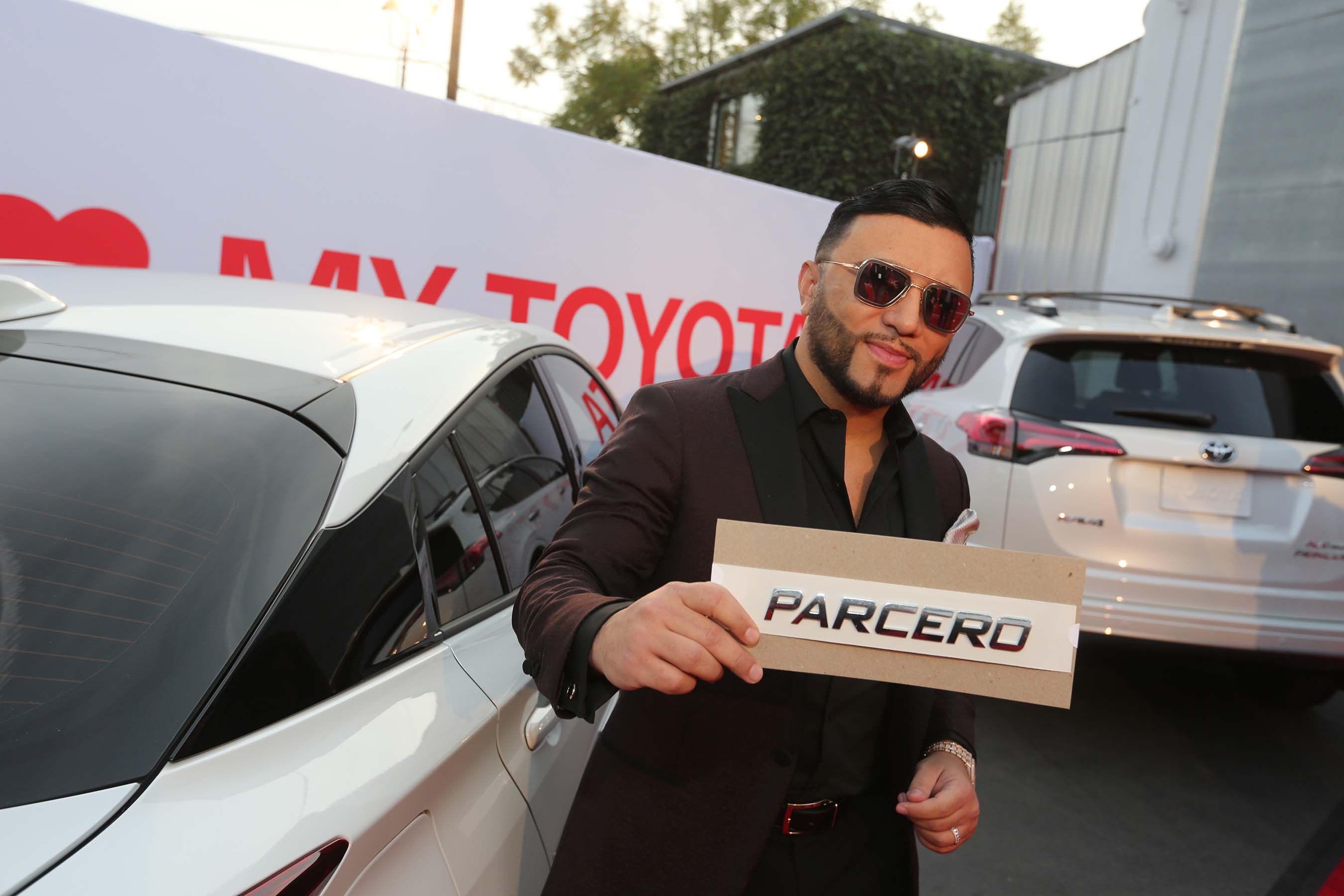 Top U.S. DJ Alex Sensation joined the unveiling of Toyota’s Book of Names and chose Parcero for his next Toyota. #MasQueUnAuto