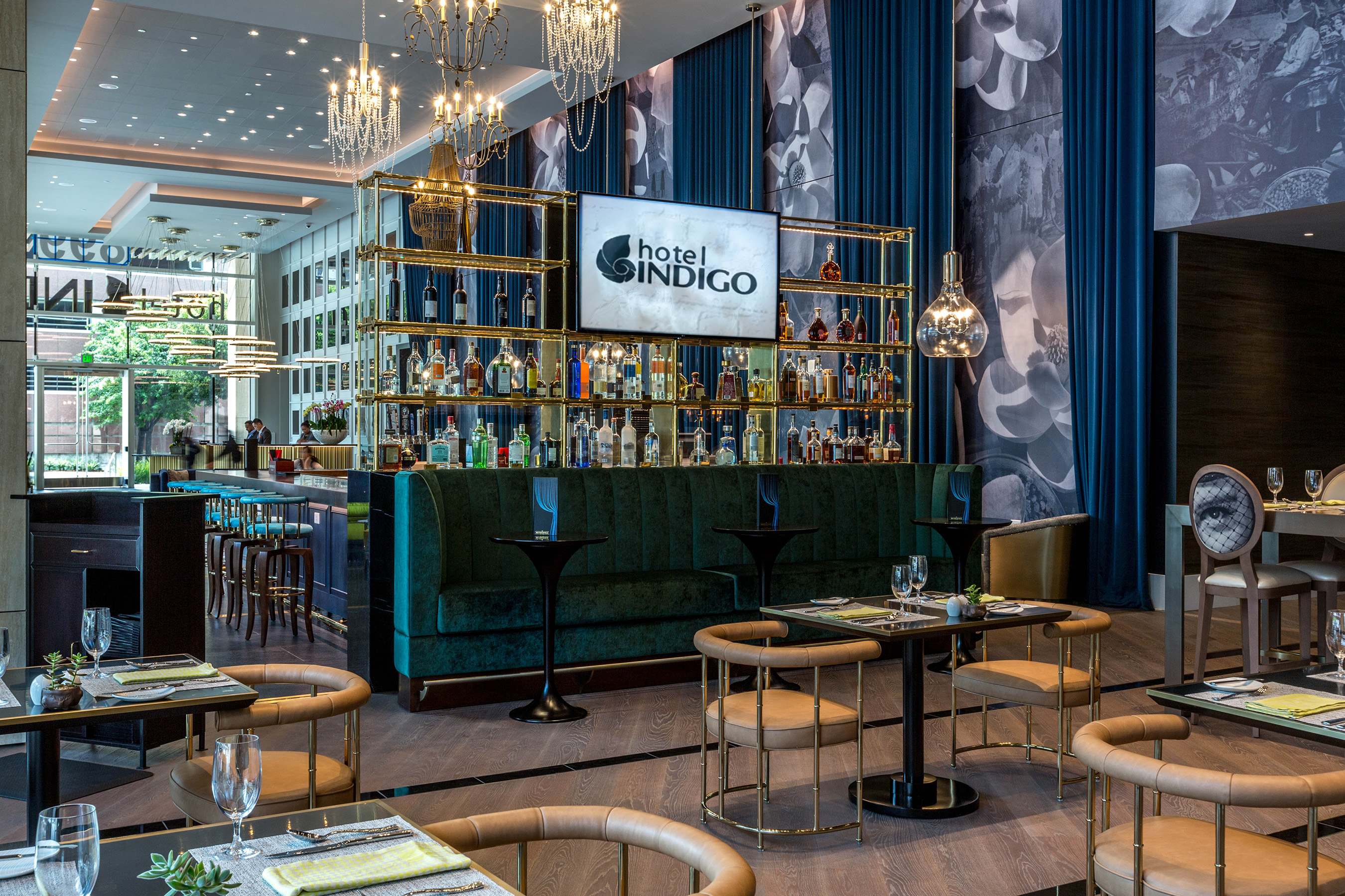 The bar and lounge of Hotel Indigo Los Angeles Downtown, inspired by the jewelry that accessorized Golden Age cinema. Photo Credit: Hotel Indigo®