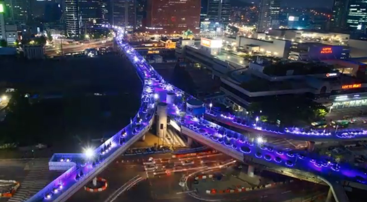 ピルクル New pedestrian road Seoullo 7017 in a walkable city