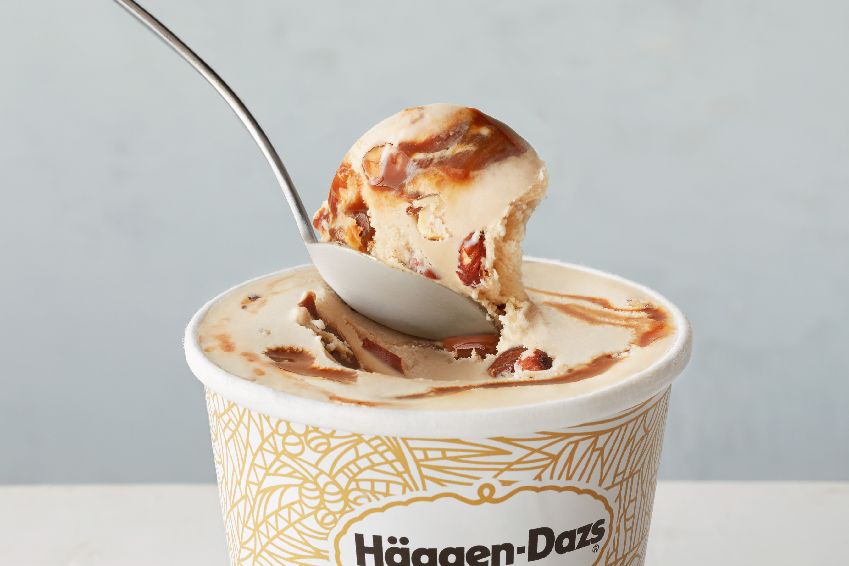 Häagen-Dazs® Honey Salted Caramel Almond Ice Cream Scoop