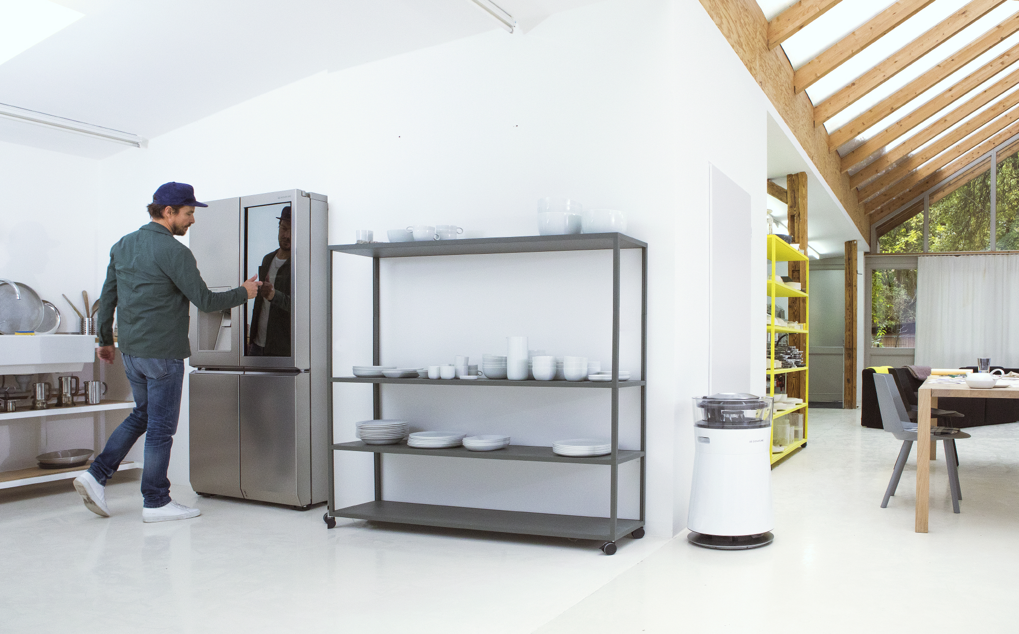 The innovative LG SIGNATURE refrigerator with sophisticated ‘InstaView-Door-in-Door’ functionality looks perfect in the kitchen of designer Stefan Diez (Photo: LG SIGNATURE)