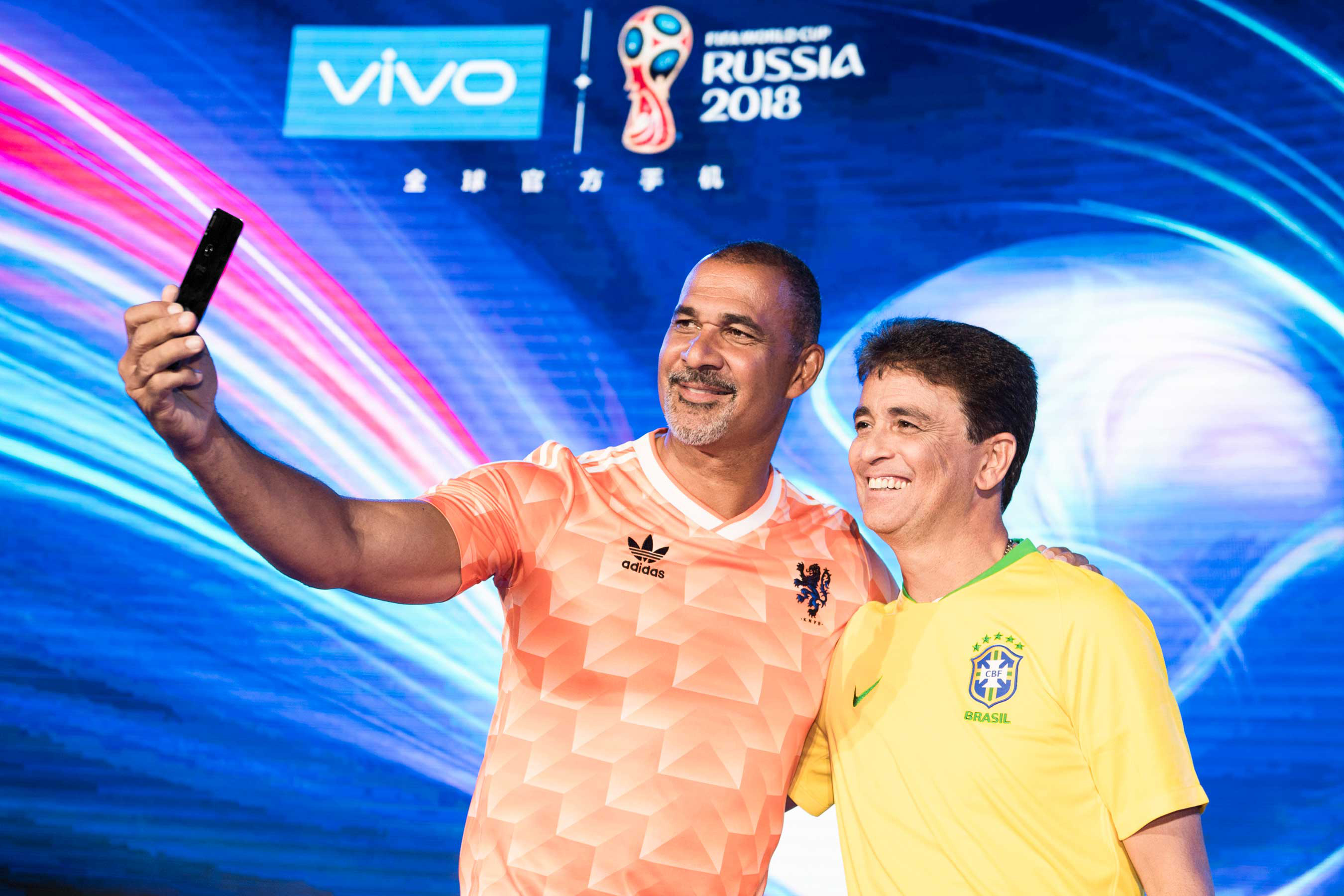 Former Balon d'or winner Ruud Gullit and FIFA World Cup Winner Bebeto taking a selfie with the Vivo X21
