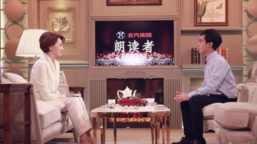 Dong Qing and Huang Hongxiang sitting and talking.