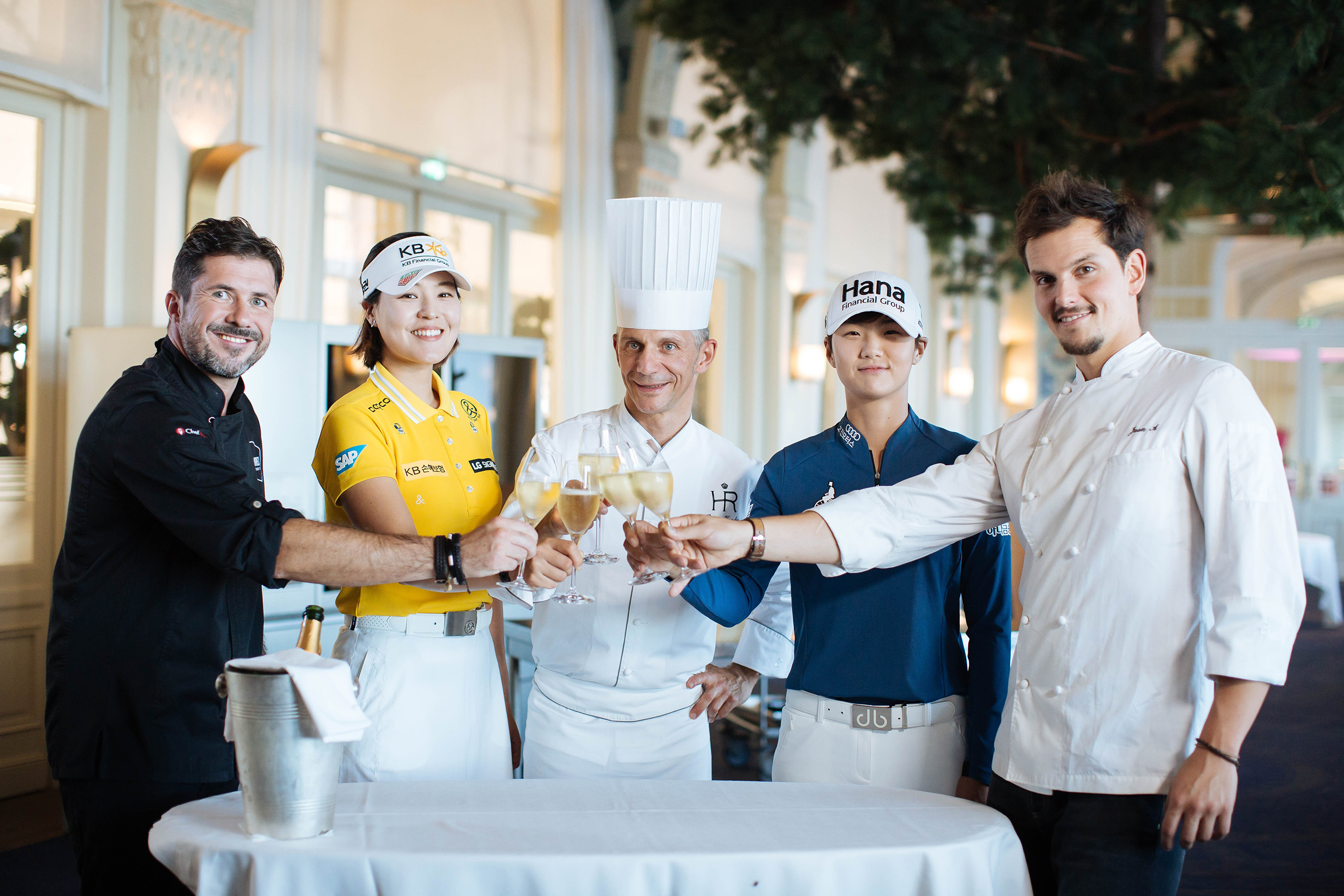 Chefs Patrice Vander, Christopher Crell and Juan Arbelaez with two leading golfers Park Sung-hyun and Chun In-gee Lewis Joly