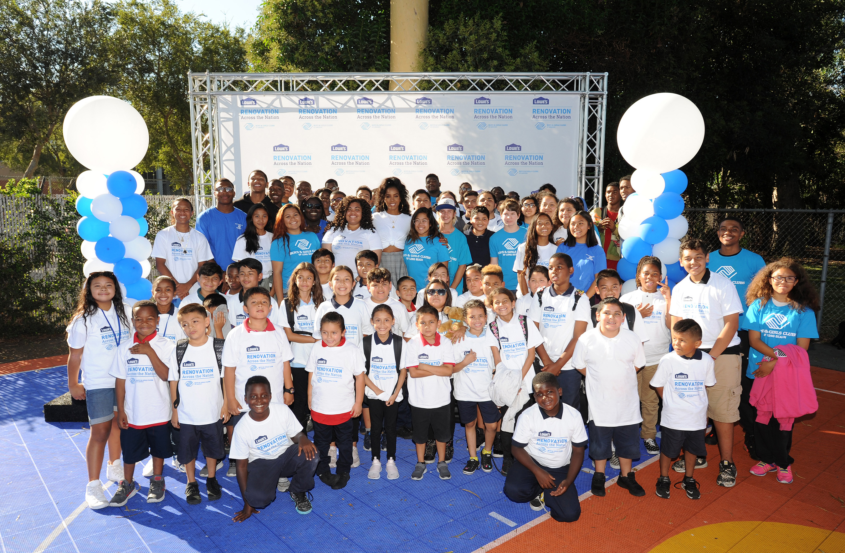 R&B singer Kelly Rowland joined Long Beach Boys & Girls Club members for a group photo.