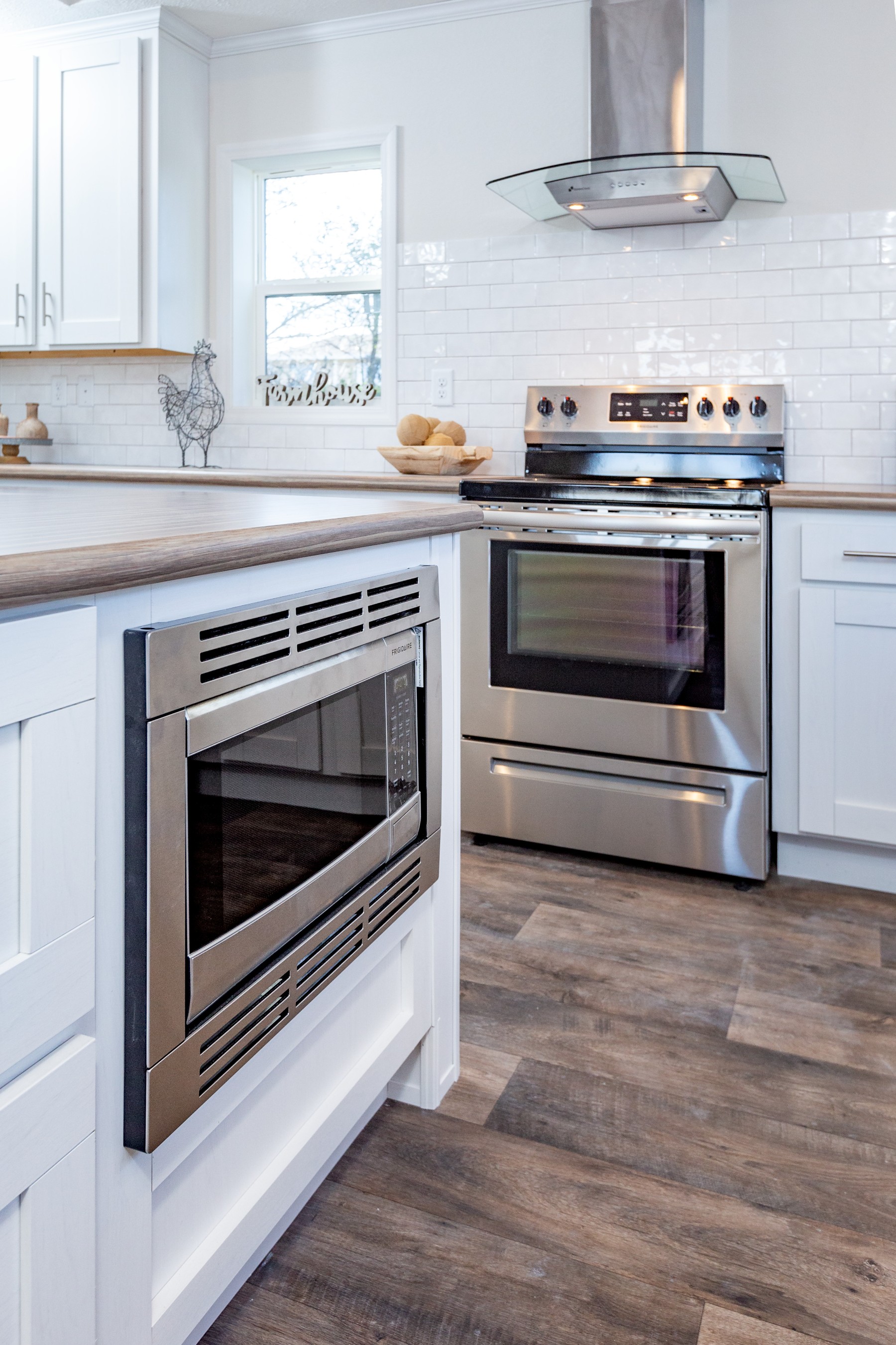 Frigidaire offers modern, family-friendly designs purposefully crafted with time-saving solutions, like premium fingerprint-resistant Smudge-Proof finishes.