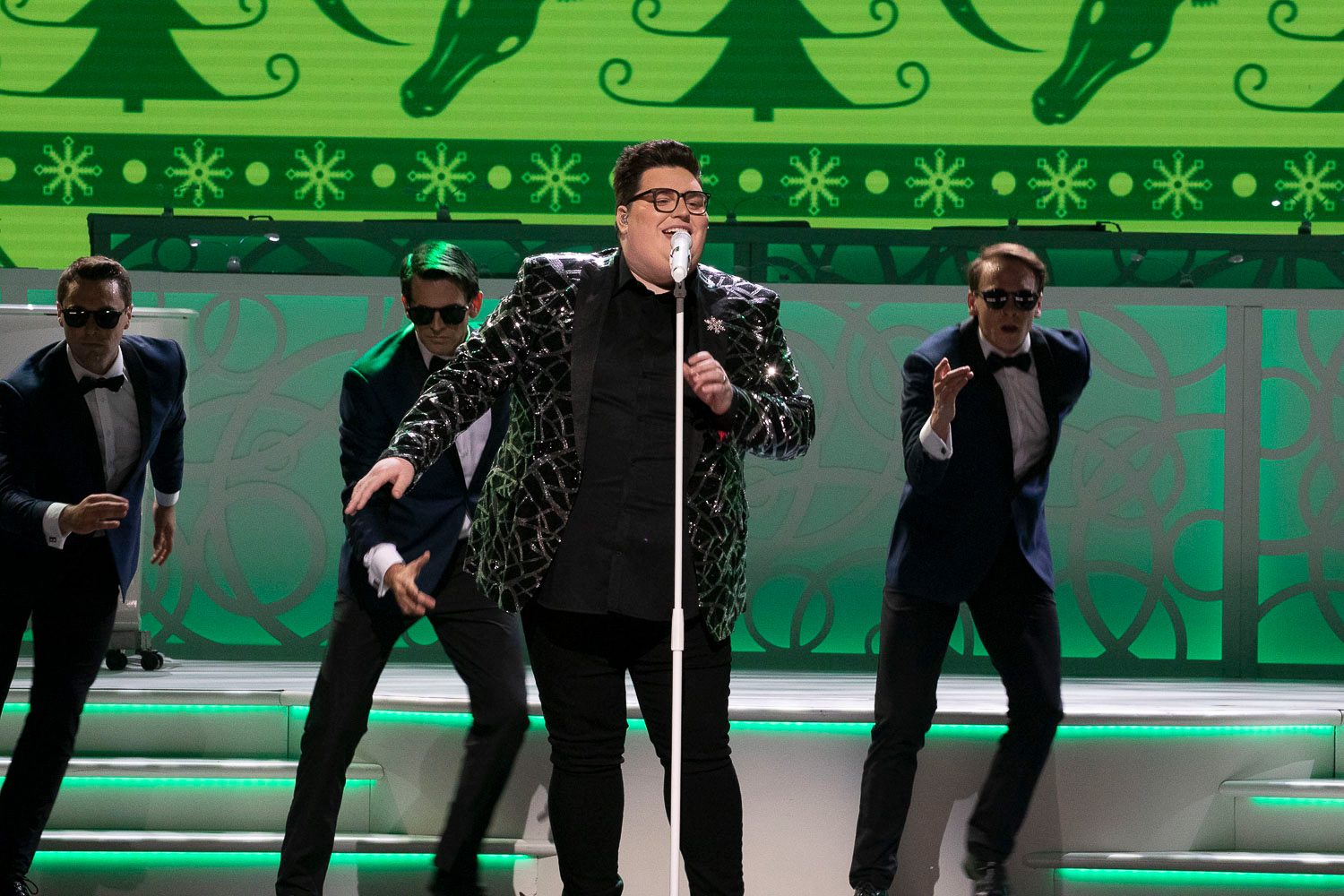Jordan Smith performs holiday favorite “You’re a Mean One Mr. Grinch.”