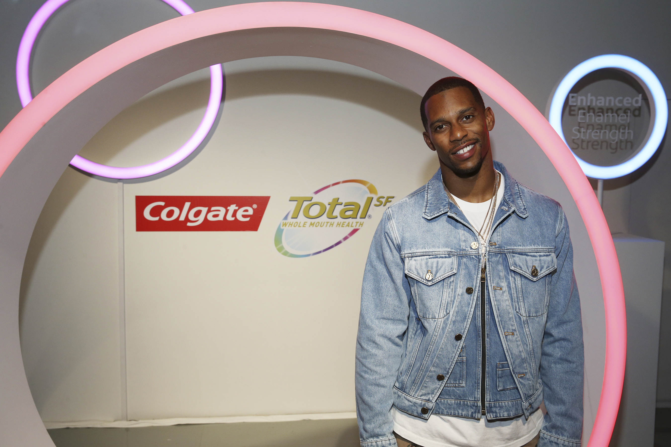 American football wide receiver, Victor Cruz, explores the science behind the new Colgate Total(SF) product line at the Colgate Total(SF) Experience