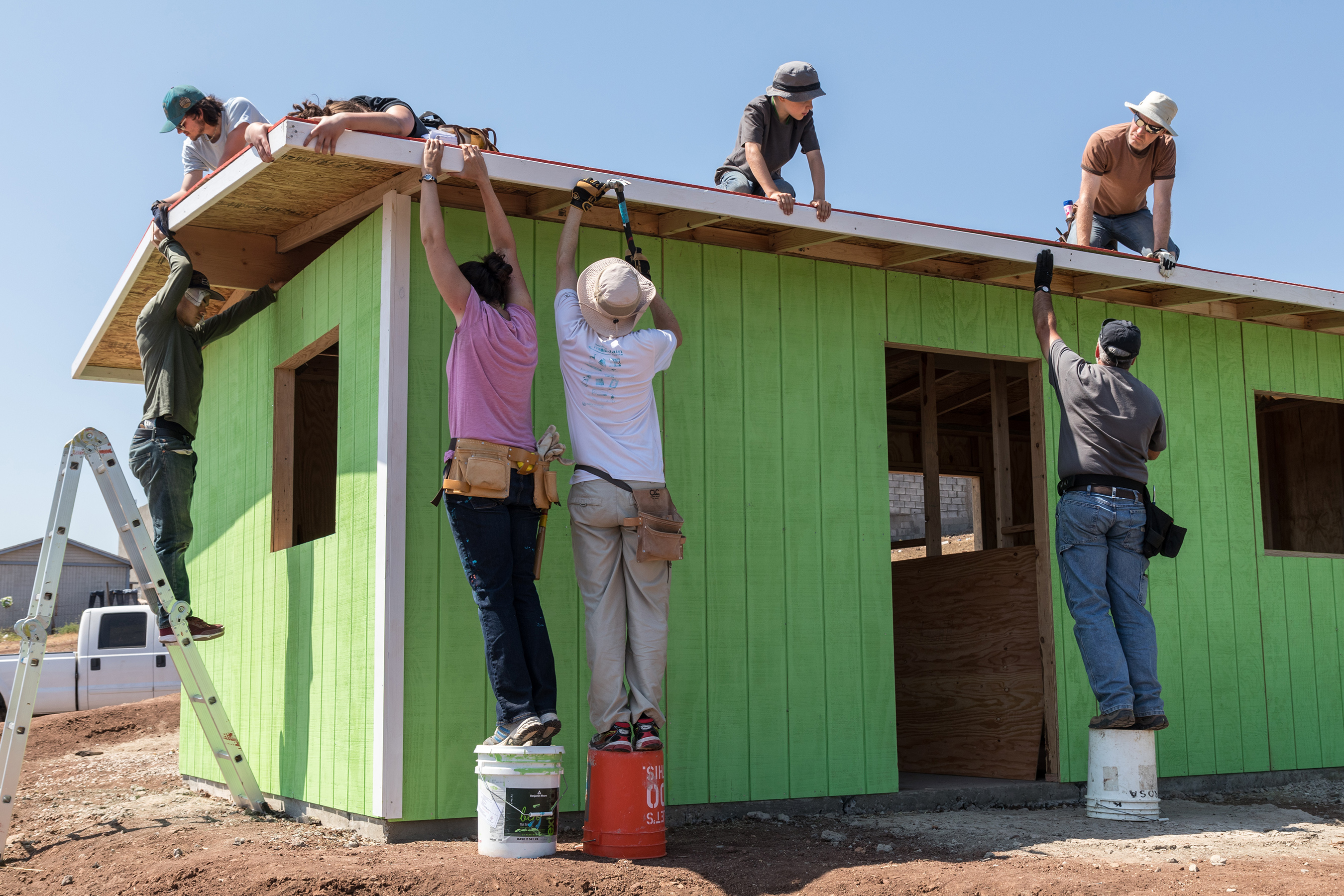 DOXA takes Group to Tijuana for House-Building Trip this Easter