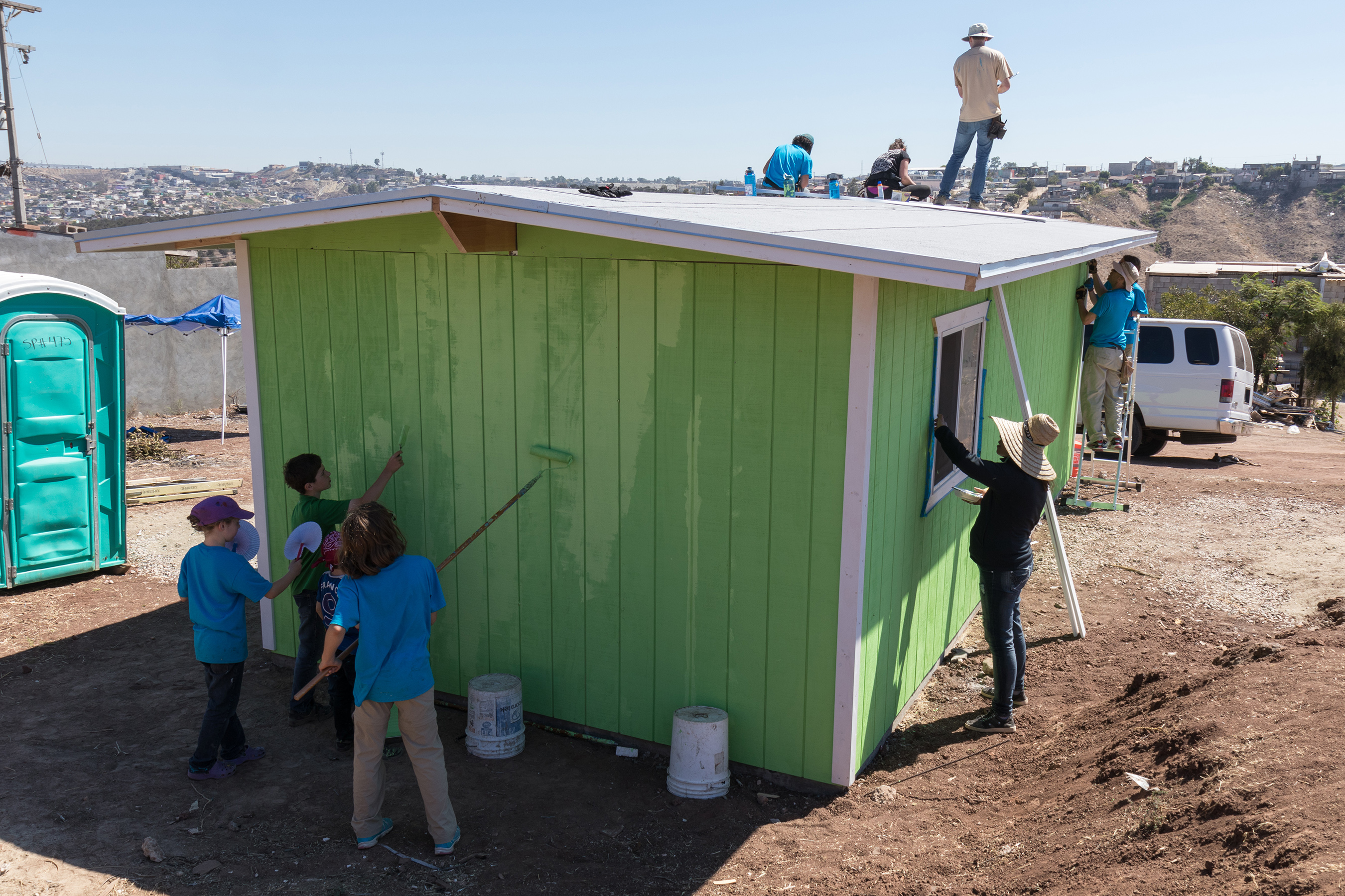 DOXA takes Group to Tijuana for House-Building Trip this Easter