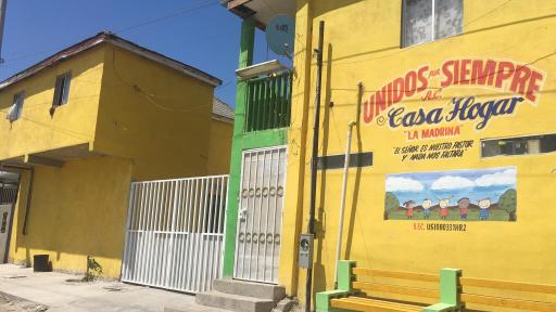 Yellow building with the text Unidos por siempre
