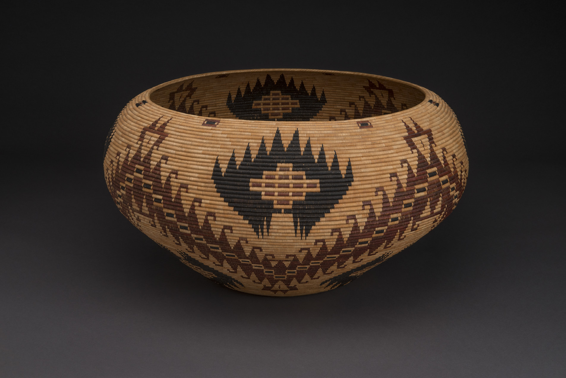 Carrie Bethel Mono Lake Paiute, 1898-1974 Bowl basket, 1956. 13 x 25 inches Split sedge root, dyed bracken fern root, split winter redbud shoots, willow shoots Collection of Stevia Thompson Photo Credit: Craig Smith, Heard Museum