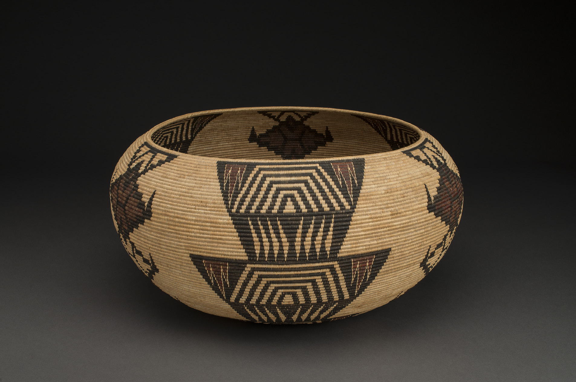 Tina Charlie Mono Lake Paiute, 1869-1962 Bowl basket, 1928. 10 x 20 inches Split sedge root, dyed bracken fern root, split winter redbud shoots, willow shoots Collection of Malee and Wayne Thompson Photo Credit: Craig Smith, Heard Museum