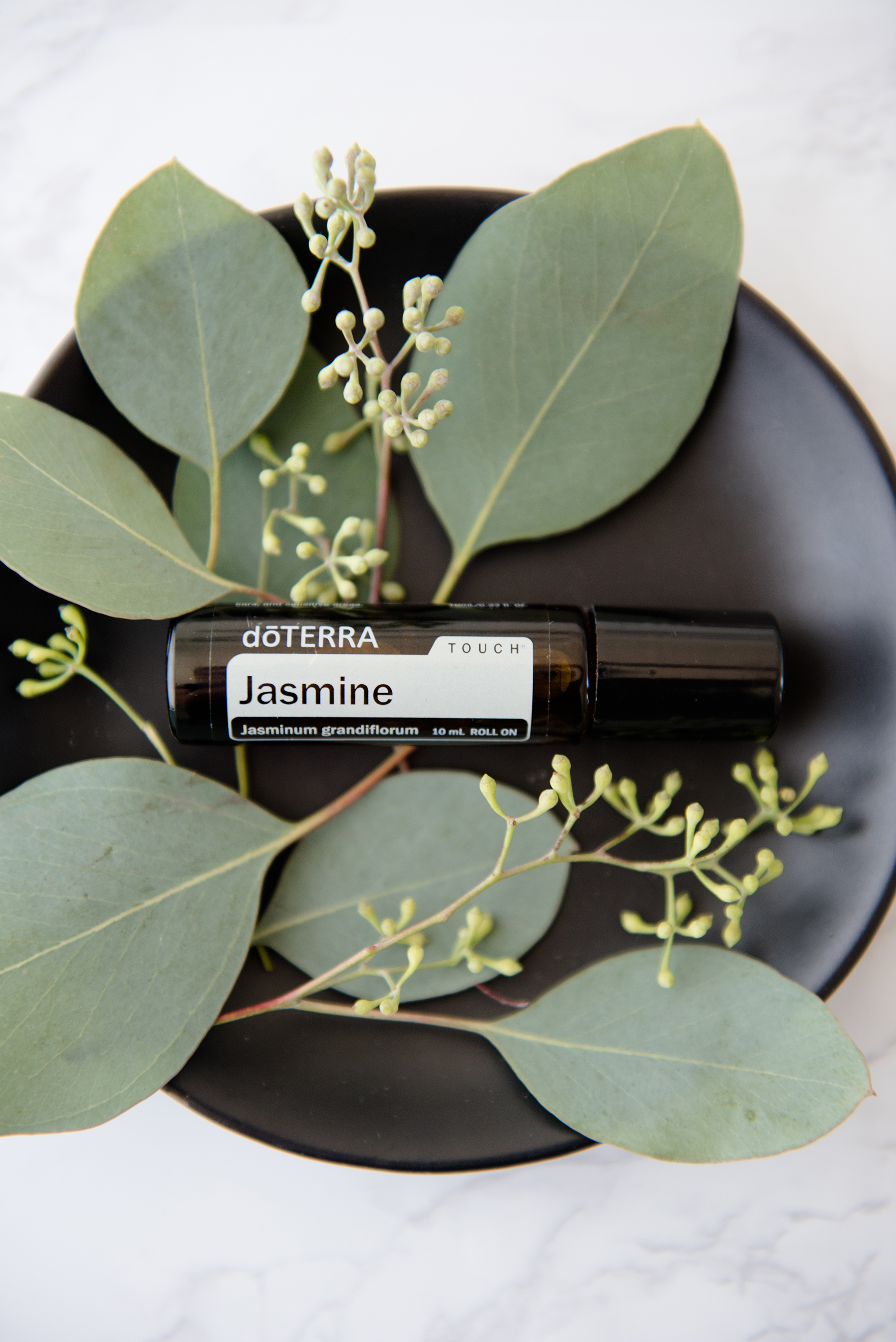 Jasmine, regarded as the “King of Flowers,” uplifts mood and promotes a positive outlook.