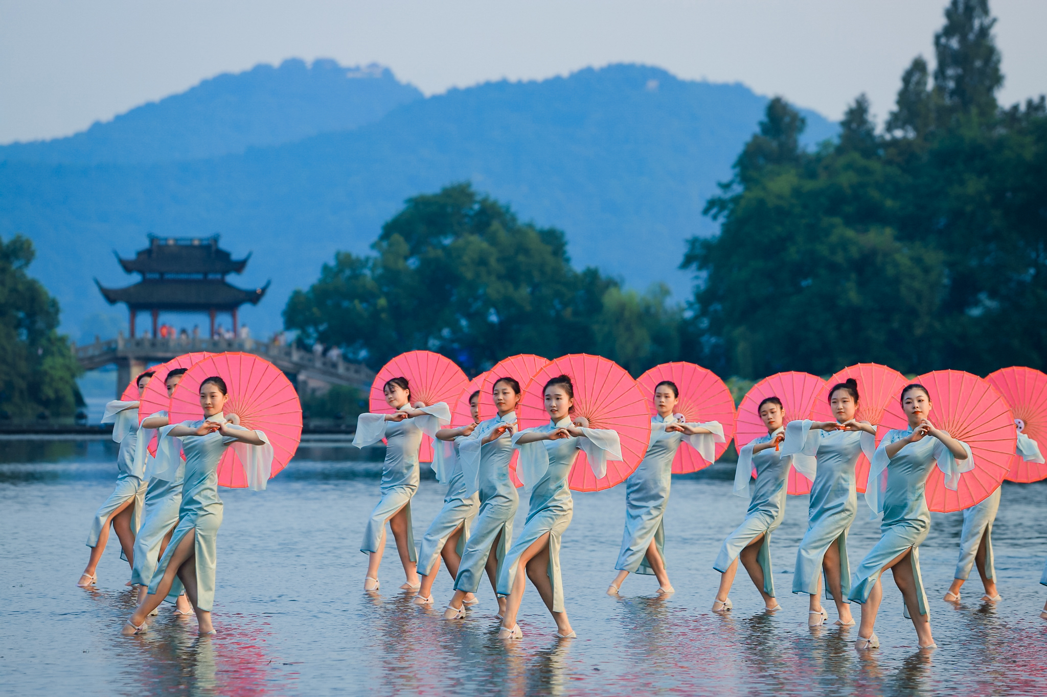 500 women each sporting a Qipao, dance in unison at Hangzhou's landmarks