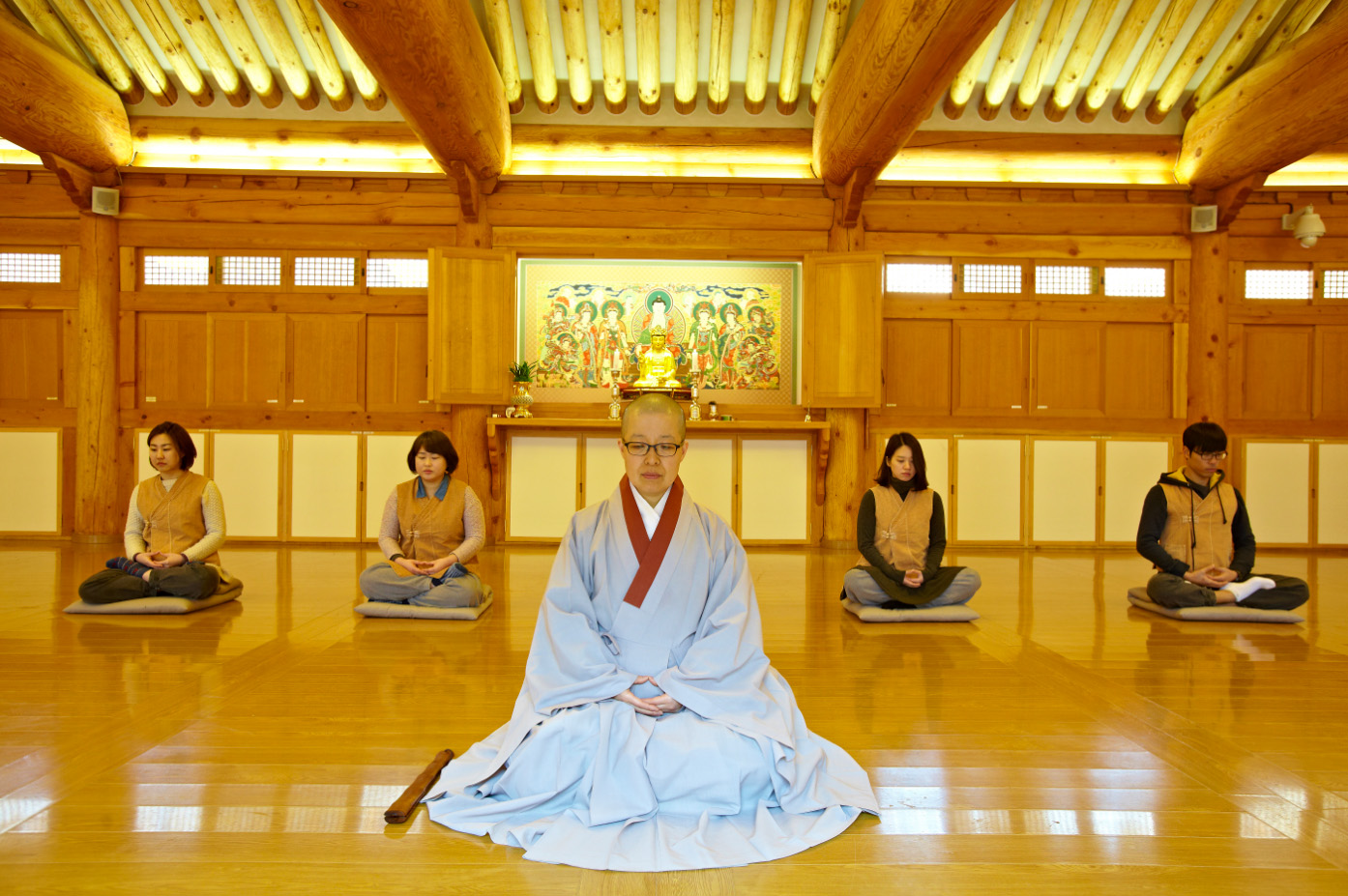 A monk leads Chamseon (Seon meditation)