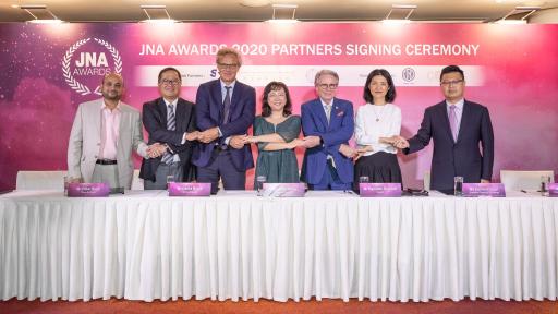 Partners gathered to show support for the JNA Awards 2020. In the picture: L2: Peter Suen, Executive Director of CTF; R2: Caroline Yuan, Vice President of SDE; R3: Kenneth Scarratt, Consultant of DANAT; R1: Simon Chan, Co-Founder, Member of the Board and Executive Vice President of CGE; L1: Abhishek Parekh, Executive Officer of KGK Group; accompanied by David Bondi, Senior Vice President - Asia of Informa Markets and Letitia Chow, Chairperson of the JNA Awards