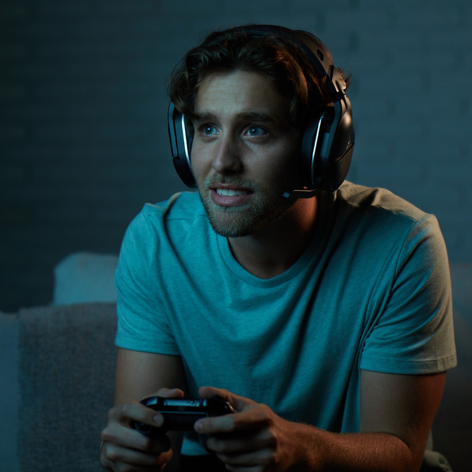 Premium wireless chat with a larger flip-up mic that seamlessly integrates into the headset.