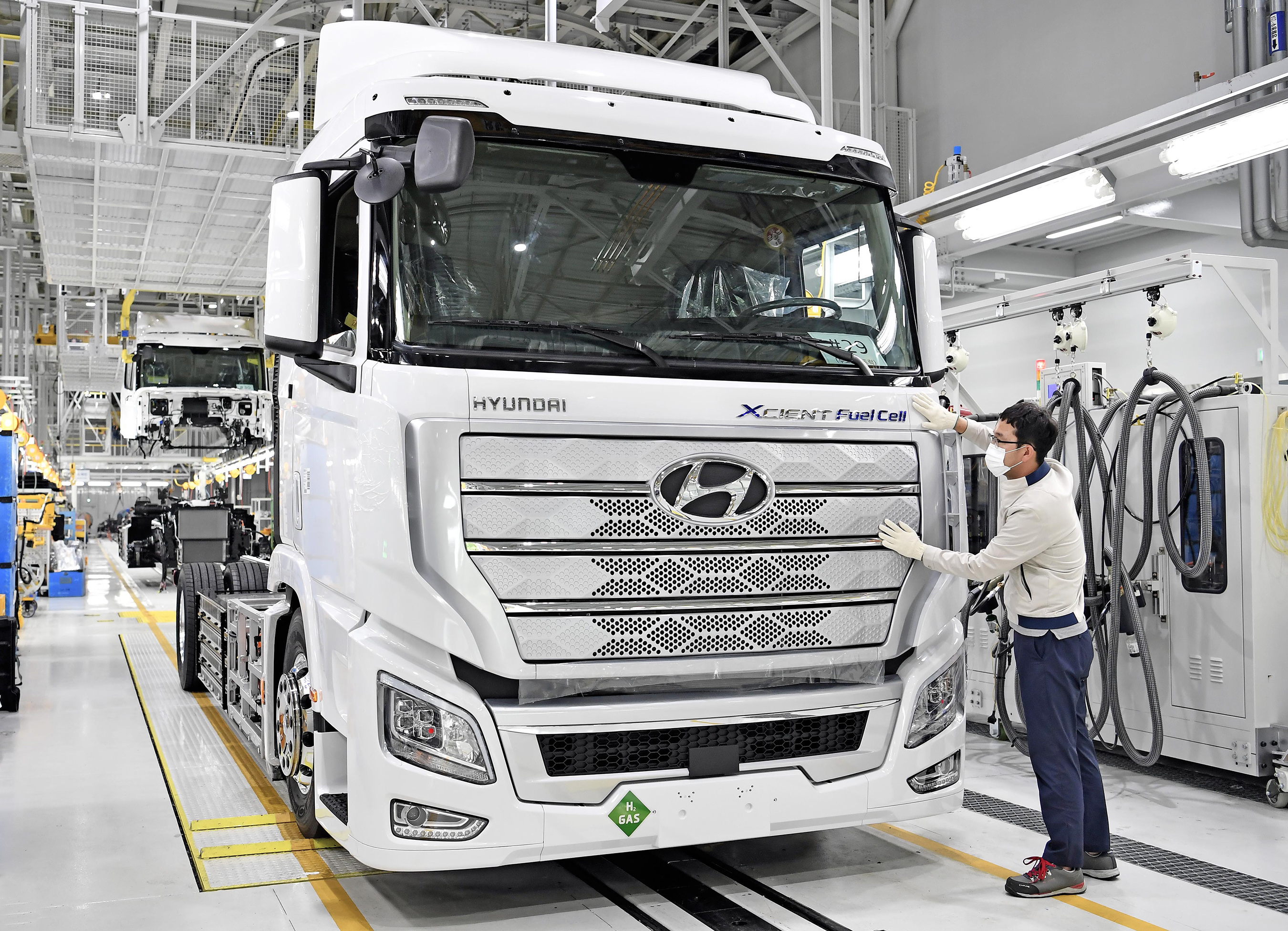 World’s First Fuel Cell Heavy-Duty Truck, Hyundai XCIENT Fuel Cell, Heads to Europe for Commercial Use