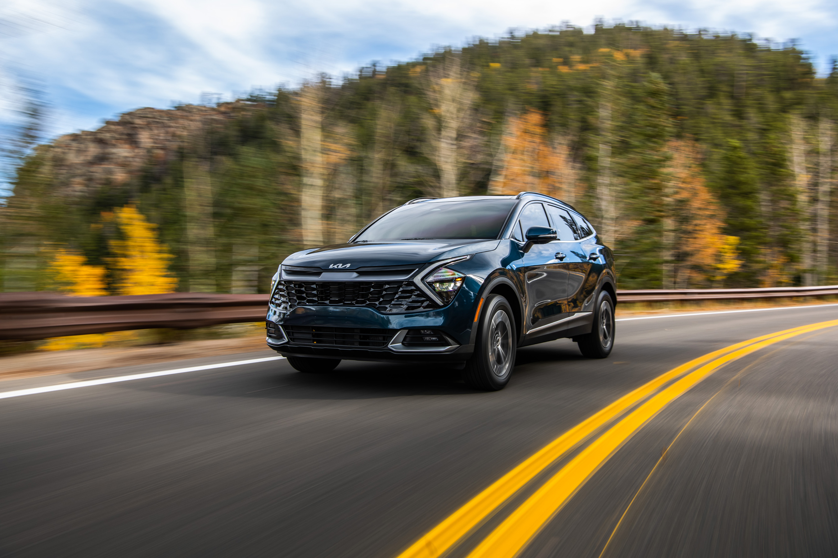 Sportage Hybrid will deliver an ideal mix of fuel efficiency and power, delivering 226 hp from its turbocharged engine, up to 39 MPG (targeted) and more than 500 miles of driving range.