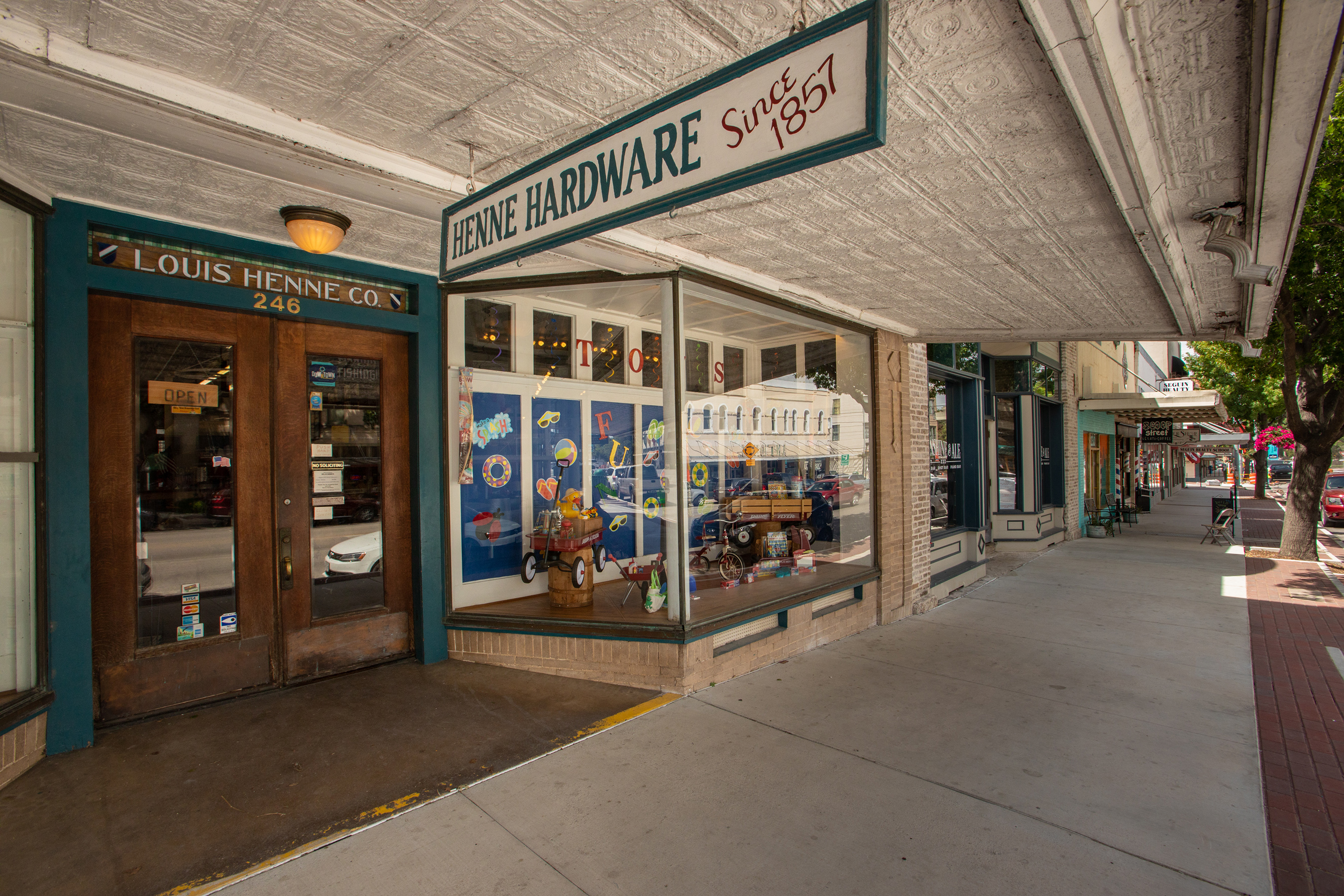 Downtown New Braunfels provides a mix of art galleries, museums, antique shops, boutiques, eateries and live music venues. Opened in the 1850’s, Henne Hardware is the oldest, continuous operating hardware store in Texas.