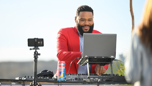 Anthony Anderson on a computer
