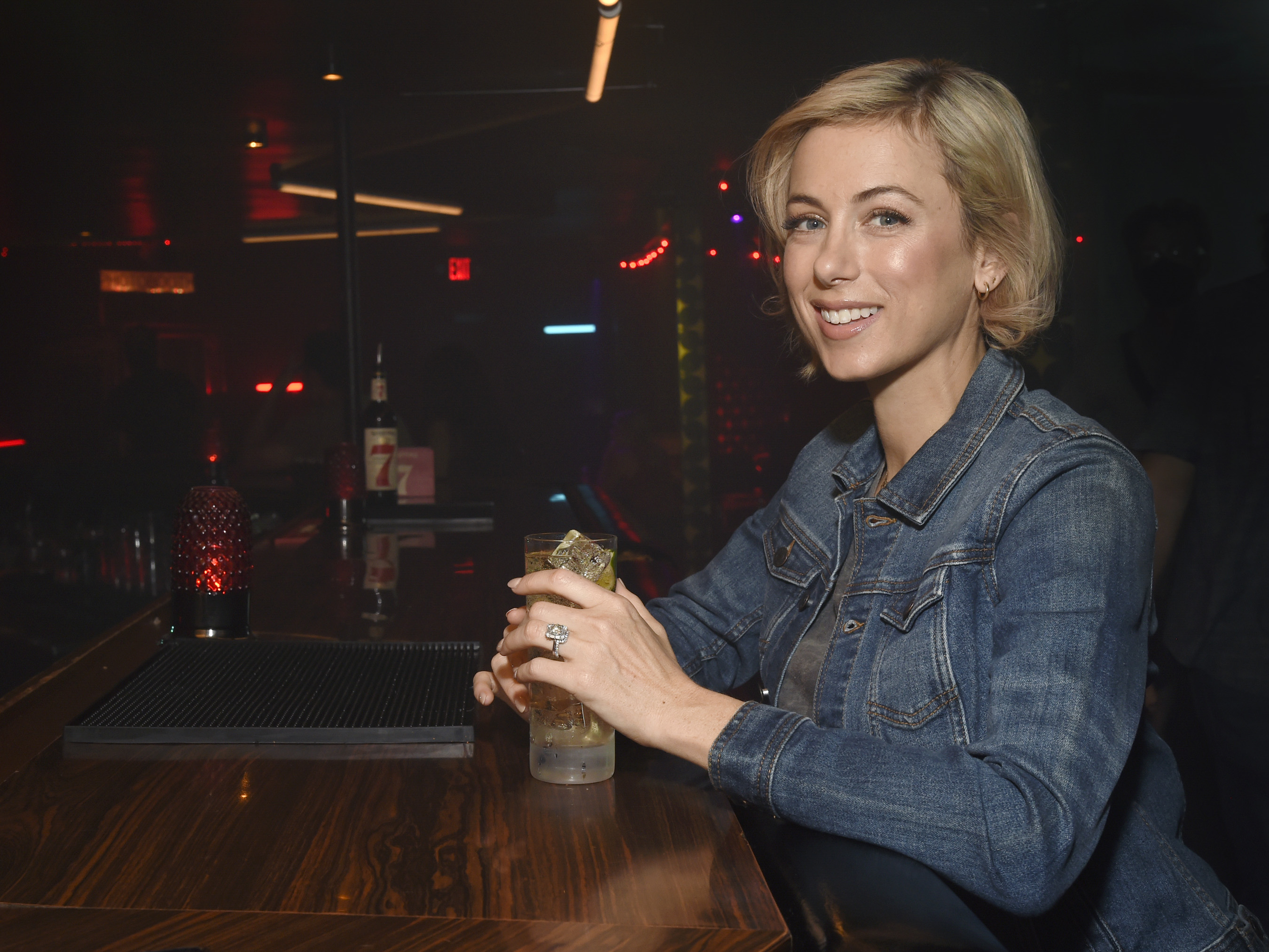 Iliza Shlesinger enjoys a classic dive bar cocktail - Seagram’s 7&7 - while giving back to small businesses and dive bars across the country.