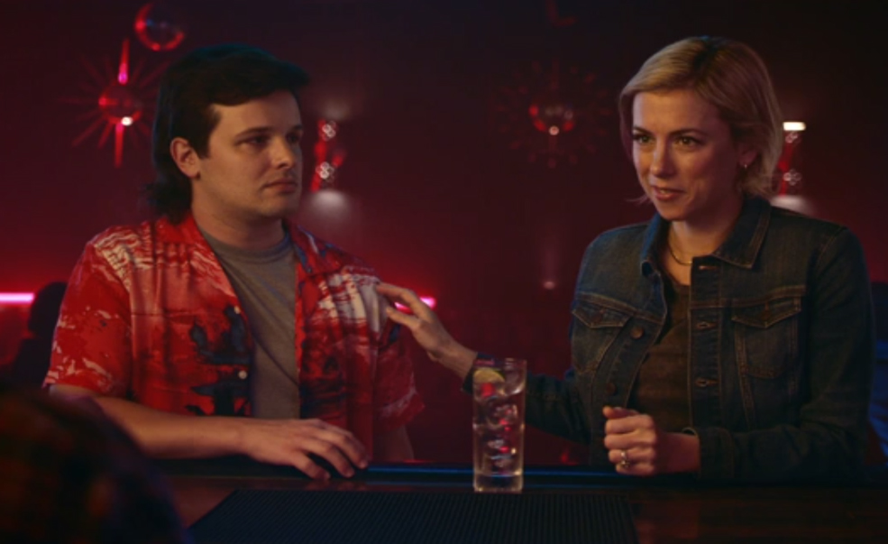 Seagram’s 7 teams up with Comedian Iliza Shlesinger to help give back to small businesses and dive bars across the country.