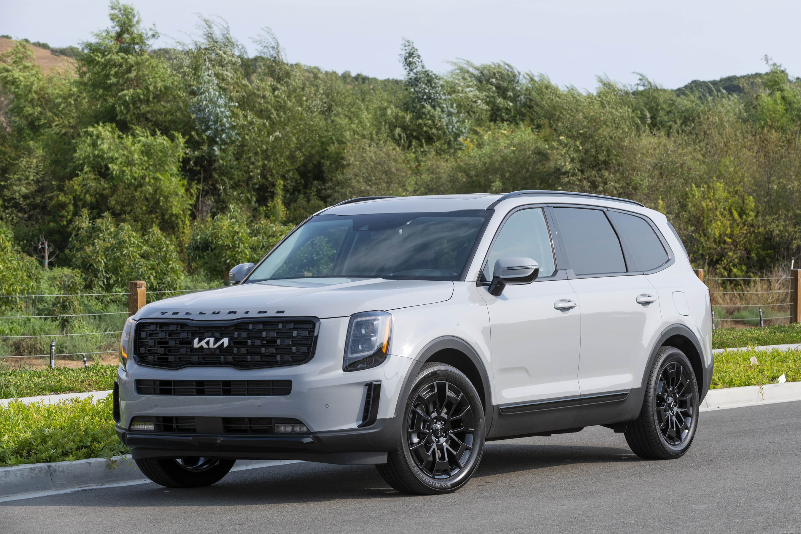 The 2022 Kia Telluride is as good-looking in its sheet metal as it is on paper. Base front-wheel-drive models start under $33,000, and that’s for a family-friendly SUV that looks as at home at an expensive country club as it does in a suburban driveway.