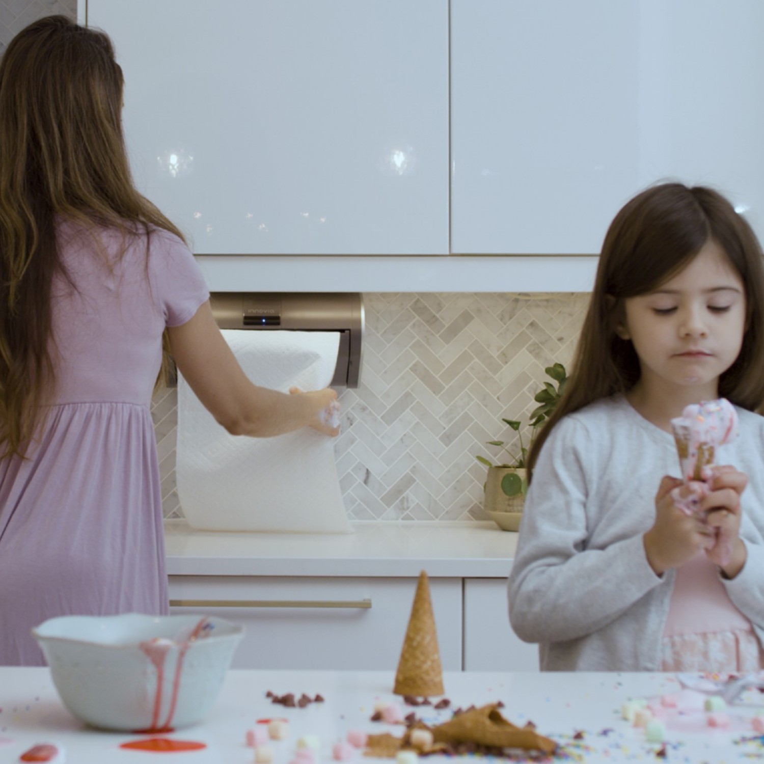The ultimate kitchen convenience, with just the wave of your hand the Innovia® Touchless Paper Towel Dispenser is ready to help you clean up just about any mess.