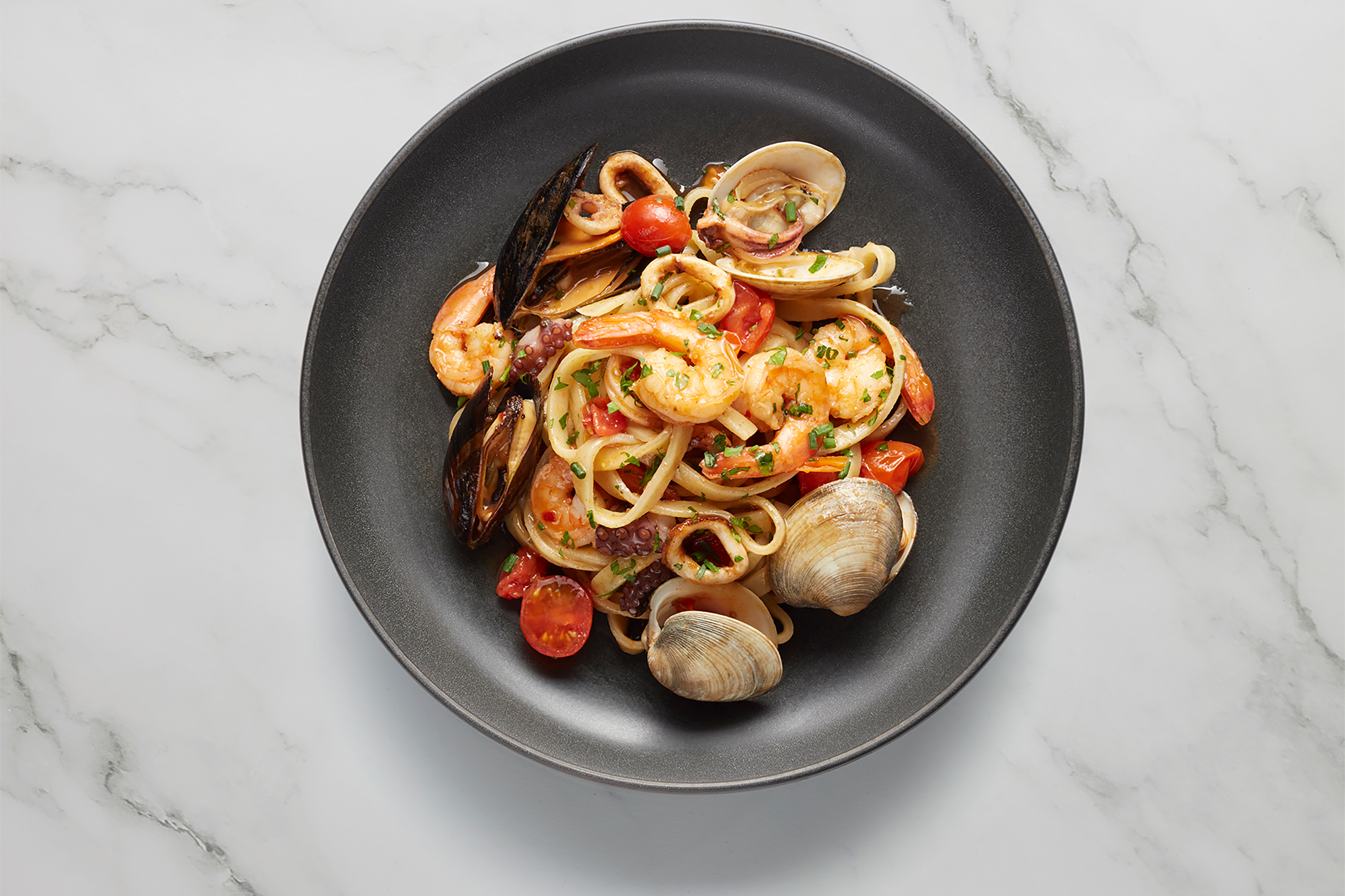 Hudson’s and The Commodore Room, the new main dining rooms for Norwegian Prima and Viva, will boast a revamped extensive fixed menu with global dishes including Italian mussels prepared in a white wine sauce to fully vegetarian options such as mushroom risotto and cauliflower piccata.