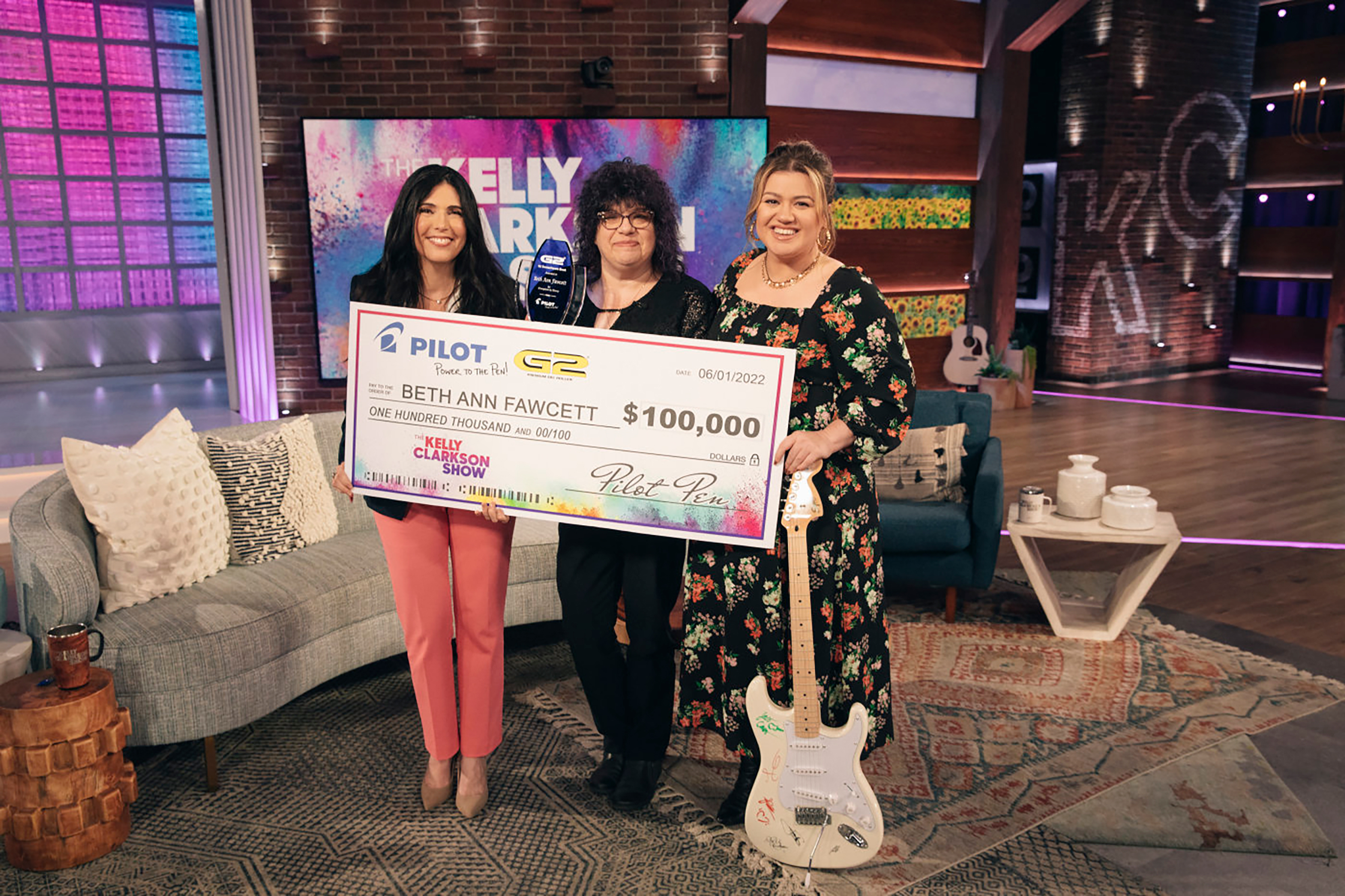 Pilot Pen presents 2021 G2 Overachievers Grant Winner, Beth Ann Fawcett, with $100,000 grant for Energized by Ebony on The Kelly Clarkson Show