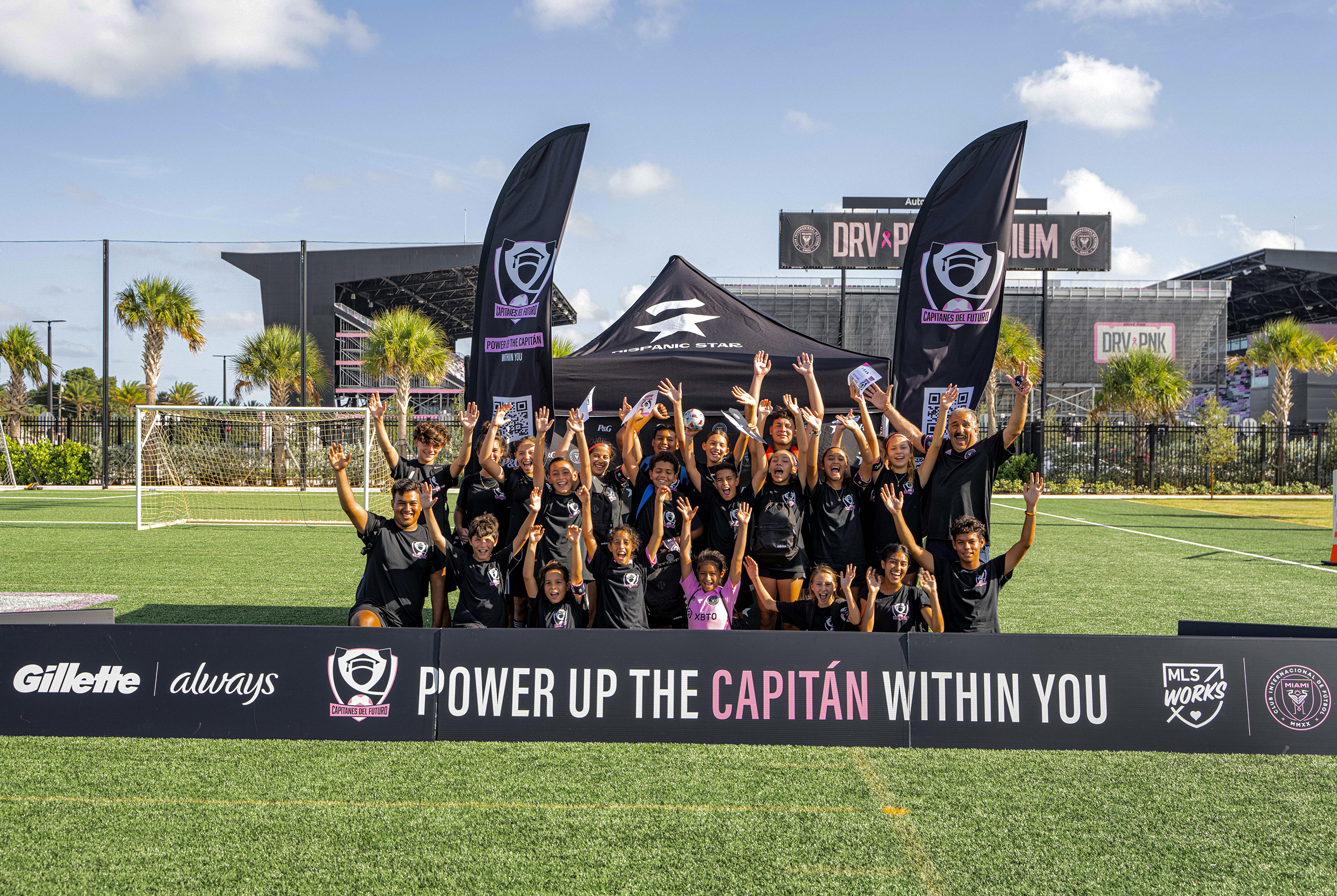 Fernando Fiore celebrates with a group of Hispanic students during a Capitanes del Futuro event held at the Inter Miami CF training center.