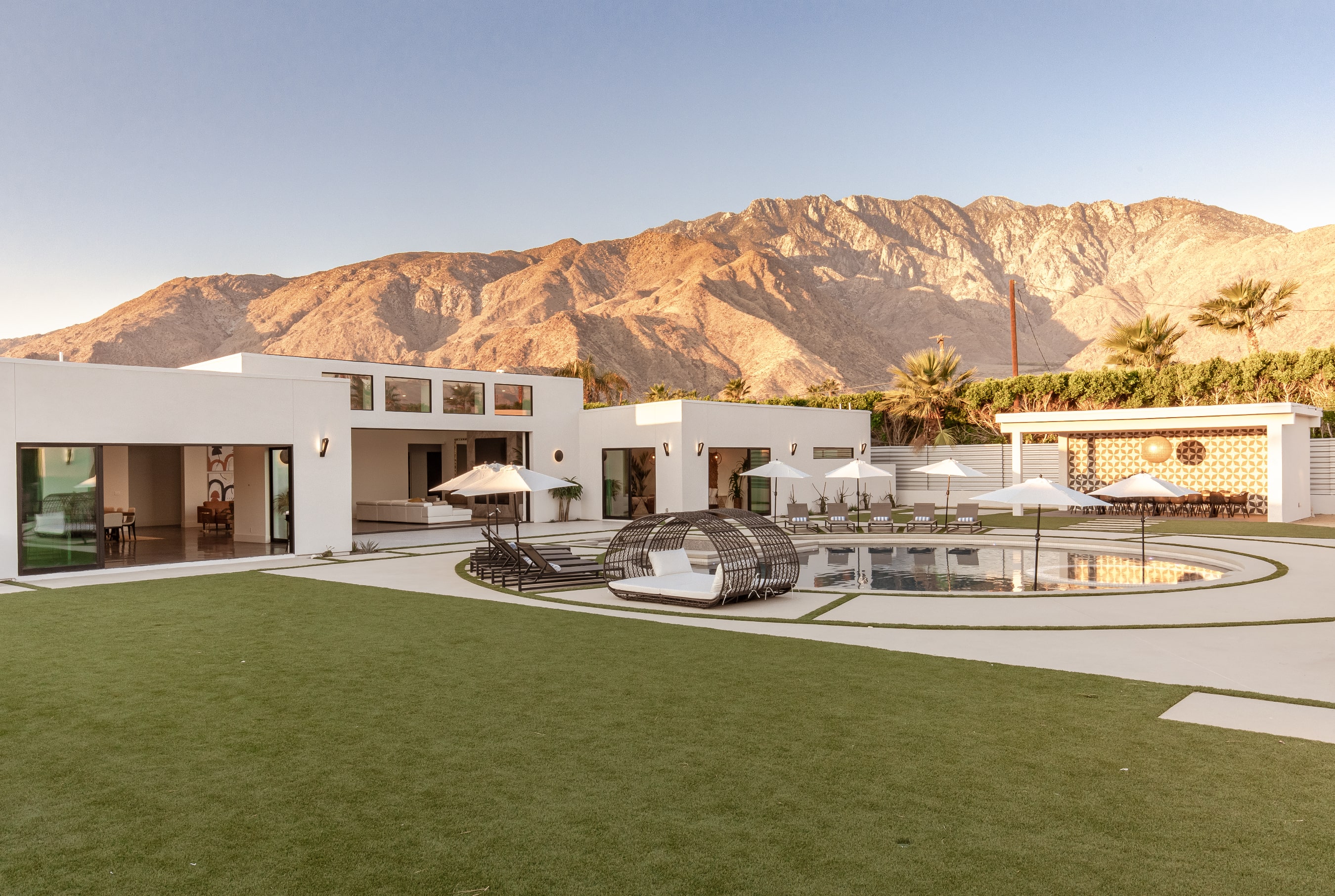 Palm Springs, California – This expansive desert escape is located only a couple hours by car from Los Angeles. The stunning outdoor space includes a private pool and sunset-viewing pavilion.