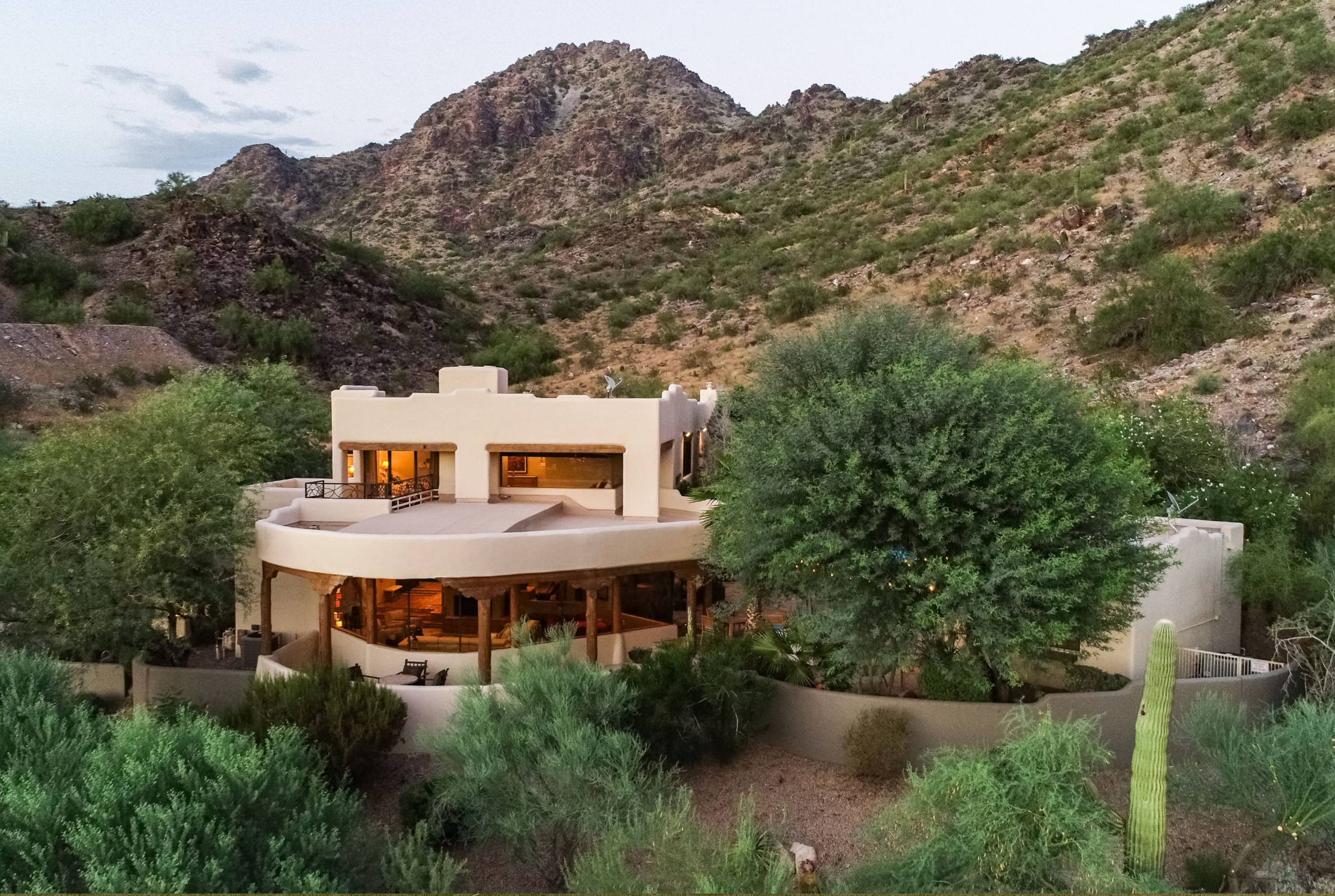 Phoenix, Arizona – “Happy Roadrunner” is an impeccable, private retreat within the city featuring a resort-style backyard and panoramic views of the surrounding landscape.