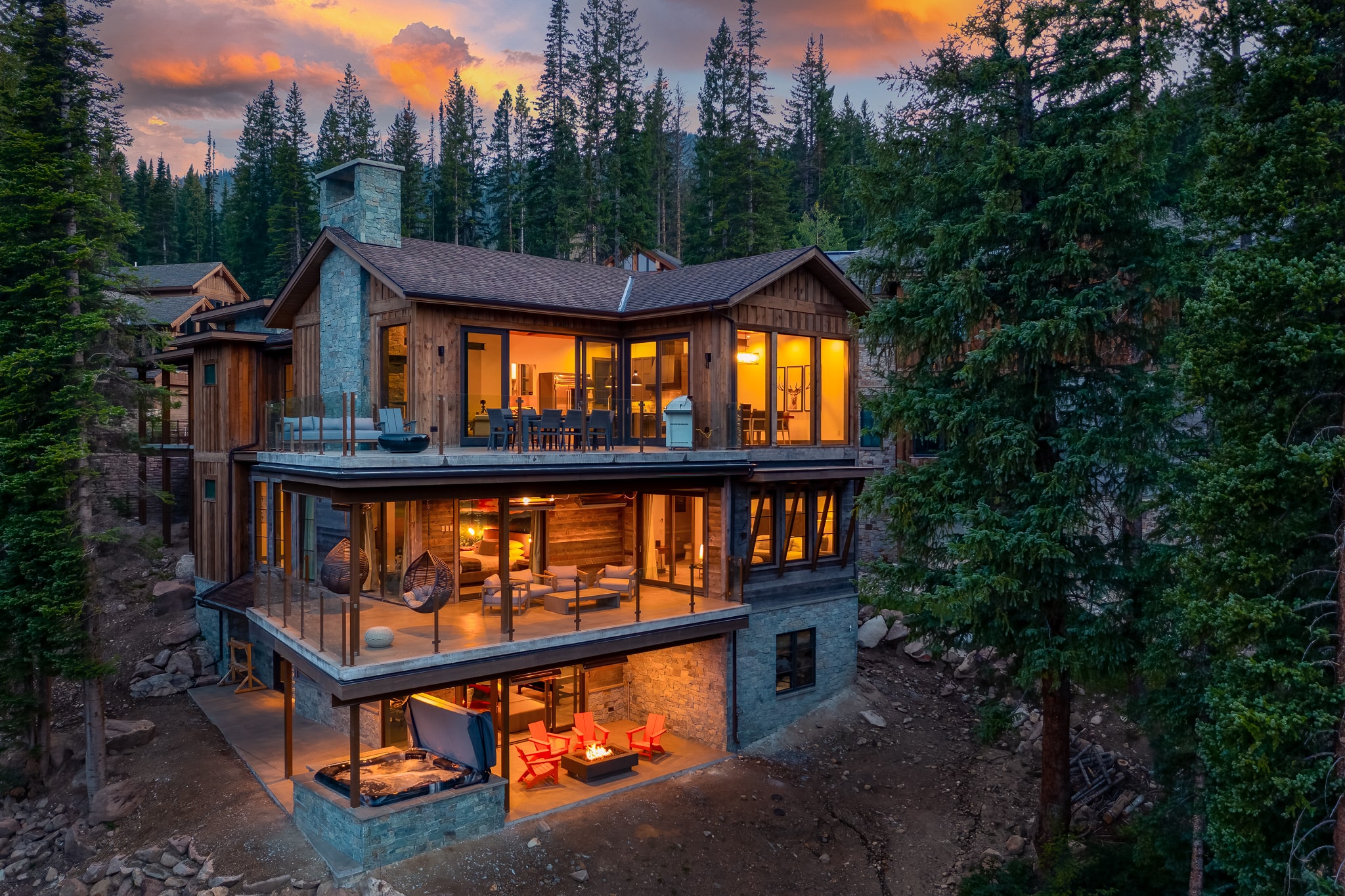 Winter Park, Colorado – “Trestle House” is a jaw-dropping ski-in/ski-out home. The mountain views, high-end amenities and elegant furnishings make for a luxurious ski vacation.