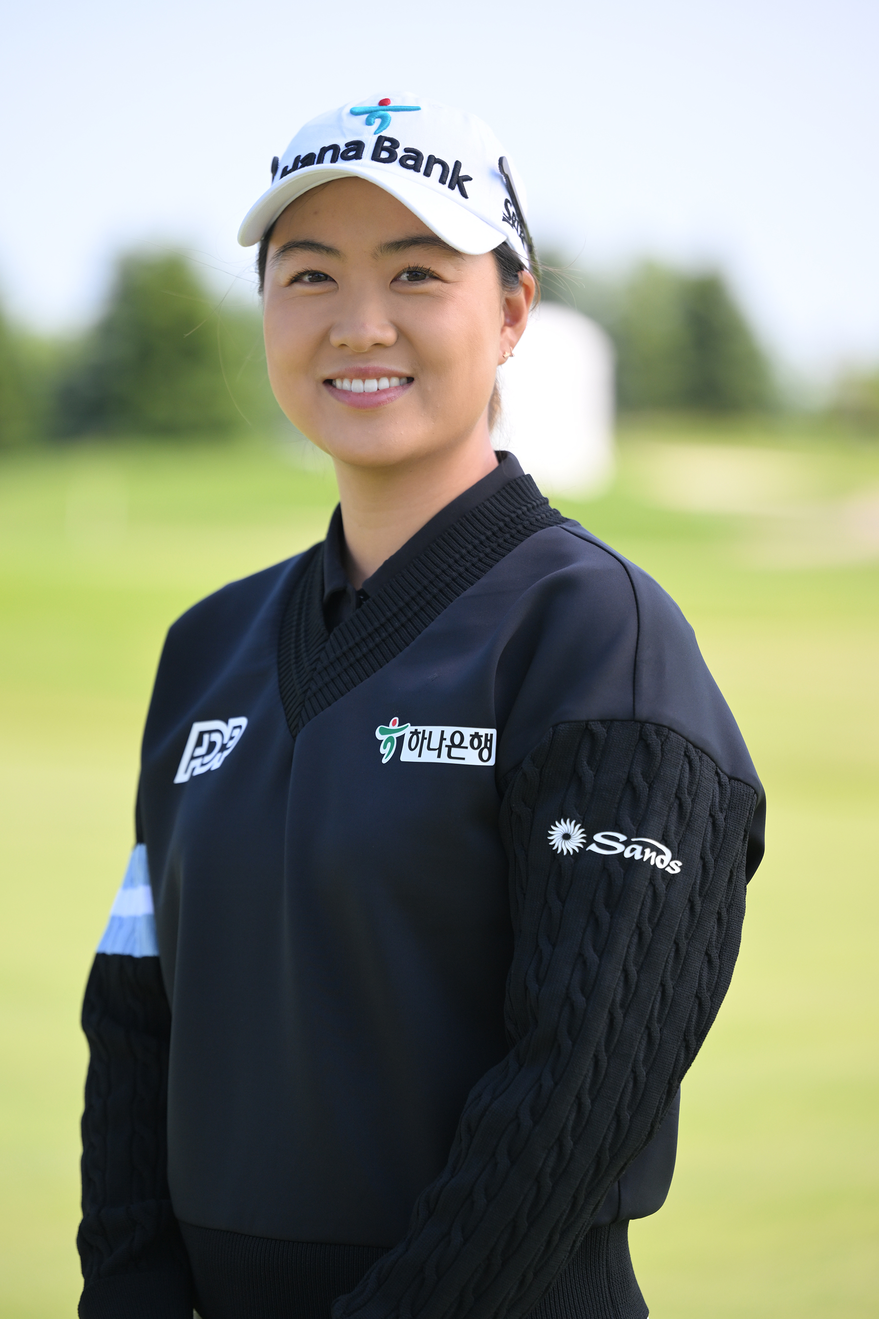 Minjee Lee portrait with golf bag.