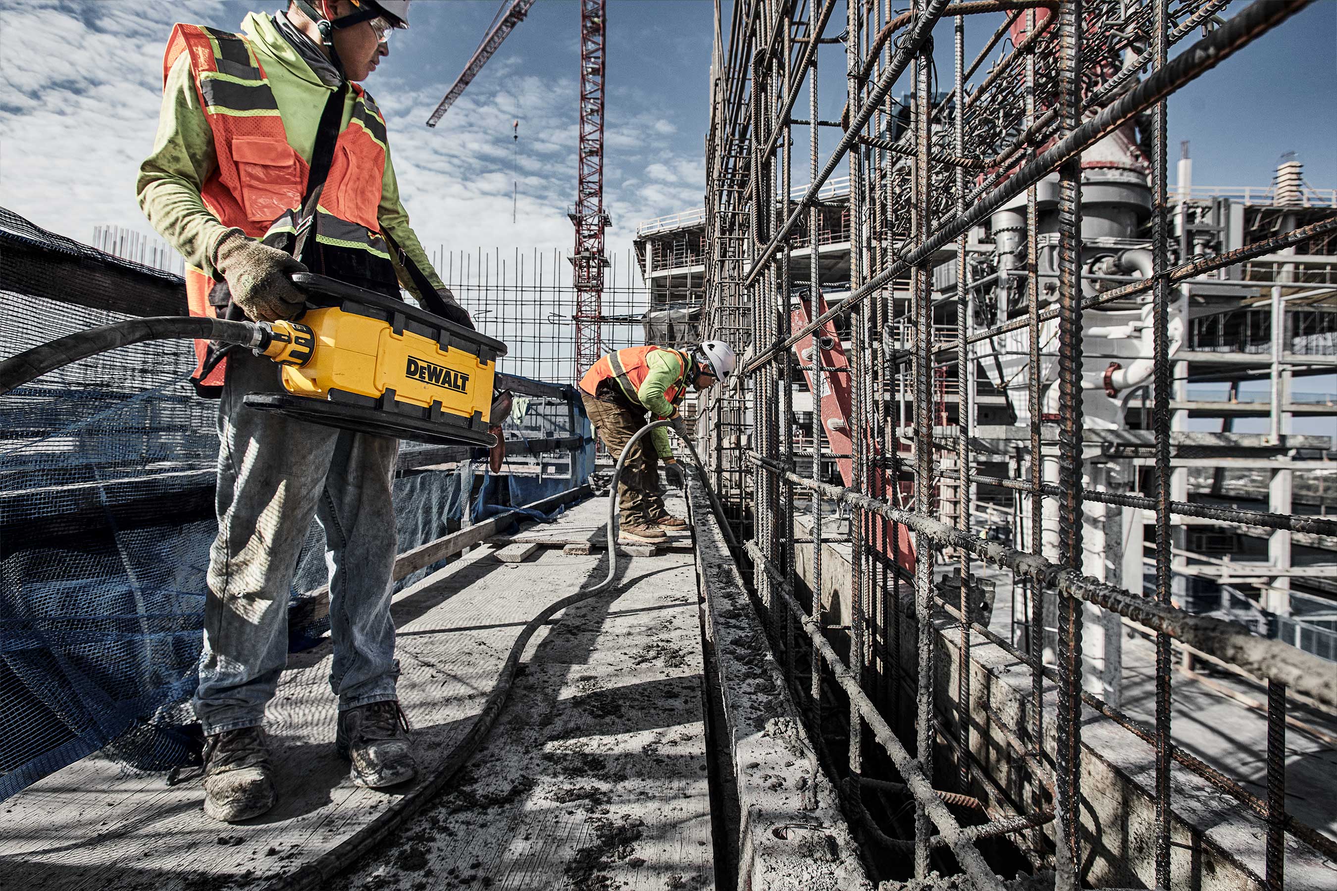 The DEWALT POWERSHIFT™ Powerpack can be activated remotely through wireless tool control and carried with an over-body high-vis harness for easy transport.