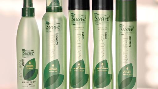 Suave Professionals Botellas verdes naturales de productos para el cabello alineadas.