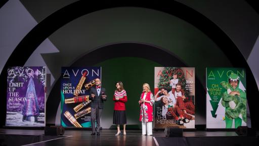 Ejecutivos de Avon (de izq. a der.: Michael Sengstack, director de mercadotecnia de Moda y hogar de New Avon, LLC; Debi Theis, vicepresidenta de Comercialización, mercadotecnia e innovación de productos de New Avon, LLC, y Betty Palm, presidenta de Ventas sociales de New Avon, LLC) muestran un anticipo de la colección de Avon para la época de fiestas a las representantes de Avon en el RepFest 2018.