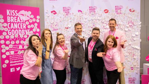 Avon y la Sociedad Americana Contra El Cáncer unen fuerzas para lanzar la campaña "Adiós al cáncer de seno" (Kiss Breast Cancer Goodbye) en apoyo a Avancemos a Grandes Pasos Contra El Cáncer de Seno de la Sociedad Americana Contra El Cáncer.