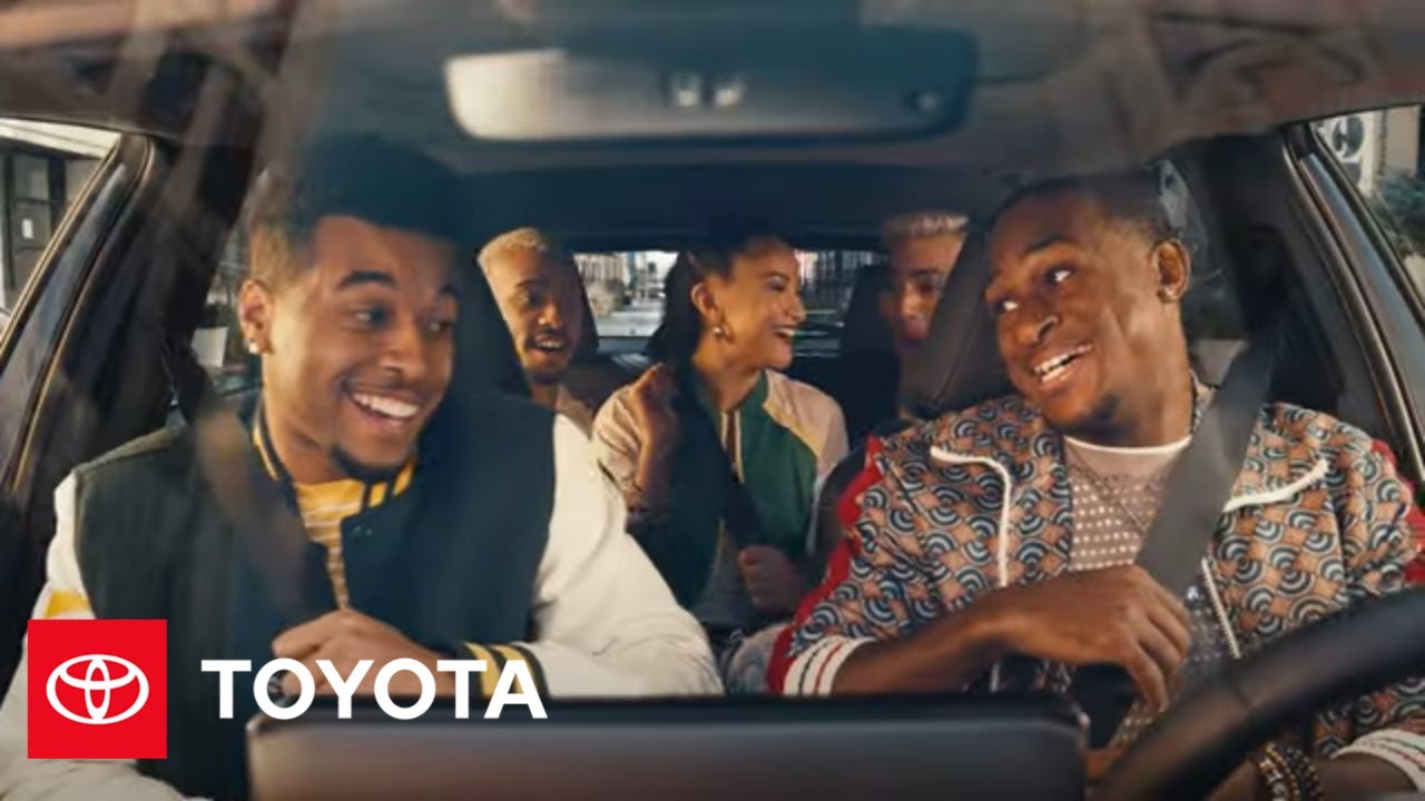 El liftgate automatic del Corolla Cross y el area de carga espacioso se destacan en el spot “Find Your Groove” de Toyota.