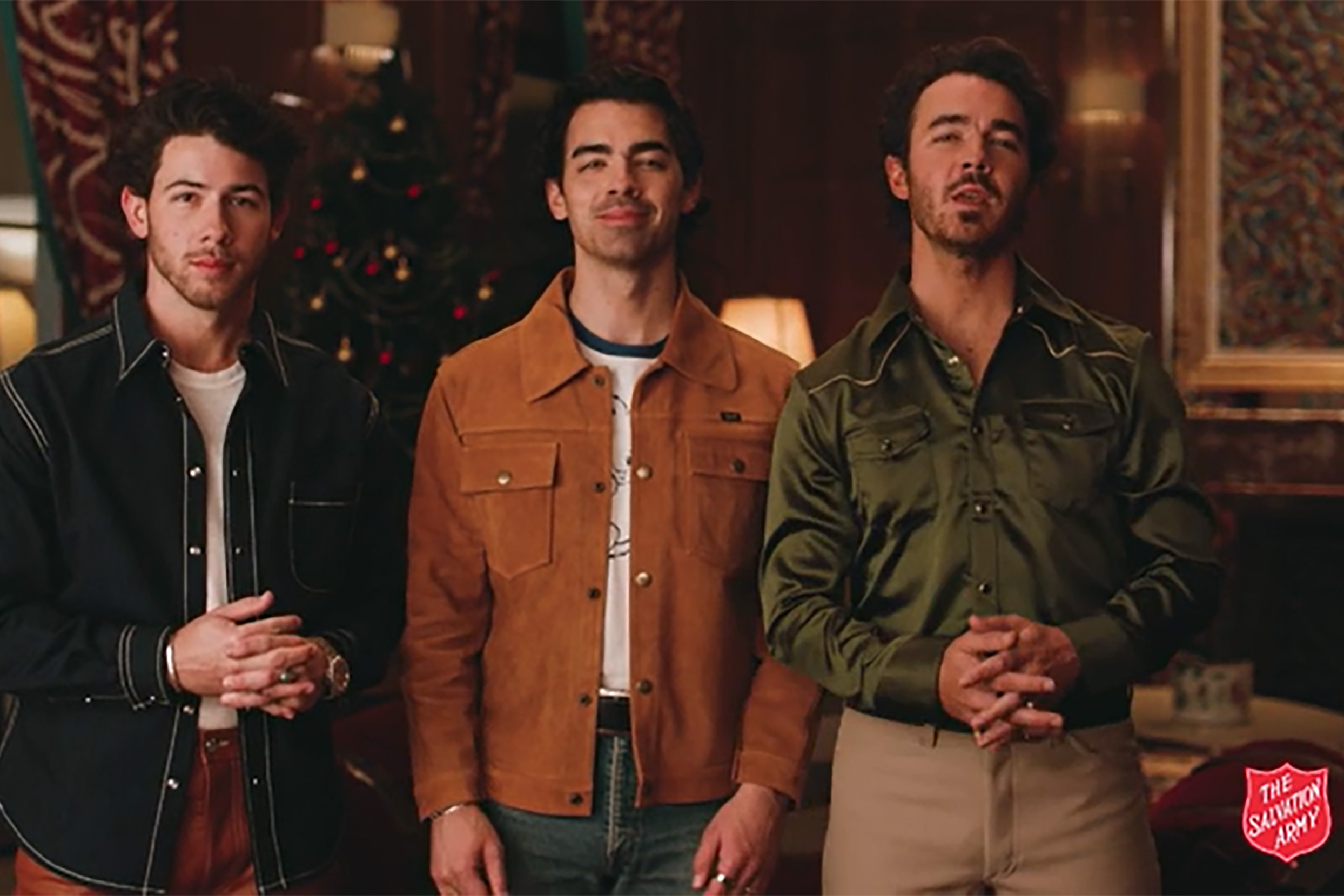 Los Jonas Brothers se suman al Ejército de Salvación para dar inicio a la campaña Red Kettle durante el medio tiempo del partido del Día de Acción de Gracias de los Cowboys.