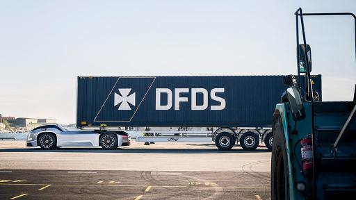 Autonome und elektrische Vera-Fahrzeuge transportieren Güter vom DFDS-Logistikzentrum zu einem Hafenterminal.
