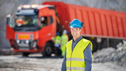 Sasko Cuklev, Director de soluciones autónomas de Volvo Trucks, cree que el acuerdo con Brønnøy Kalk AS es un gran avance. "Este es el primer acuerdo comercial que hemos hecho con un cliente. Se trata de colaborar para desarrollar nuevas soluciones, ofrecer una mayor flexibilidad y eficiencia, así como una mayor productividad".