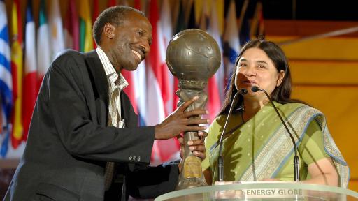 Image of Maneka Gandhi (right) presented an Energy Globe to the Winner John Kamau Maina (left)