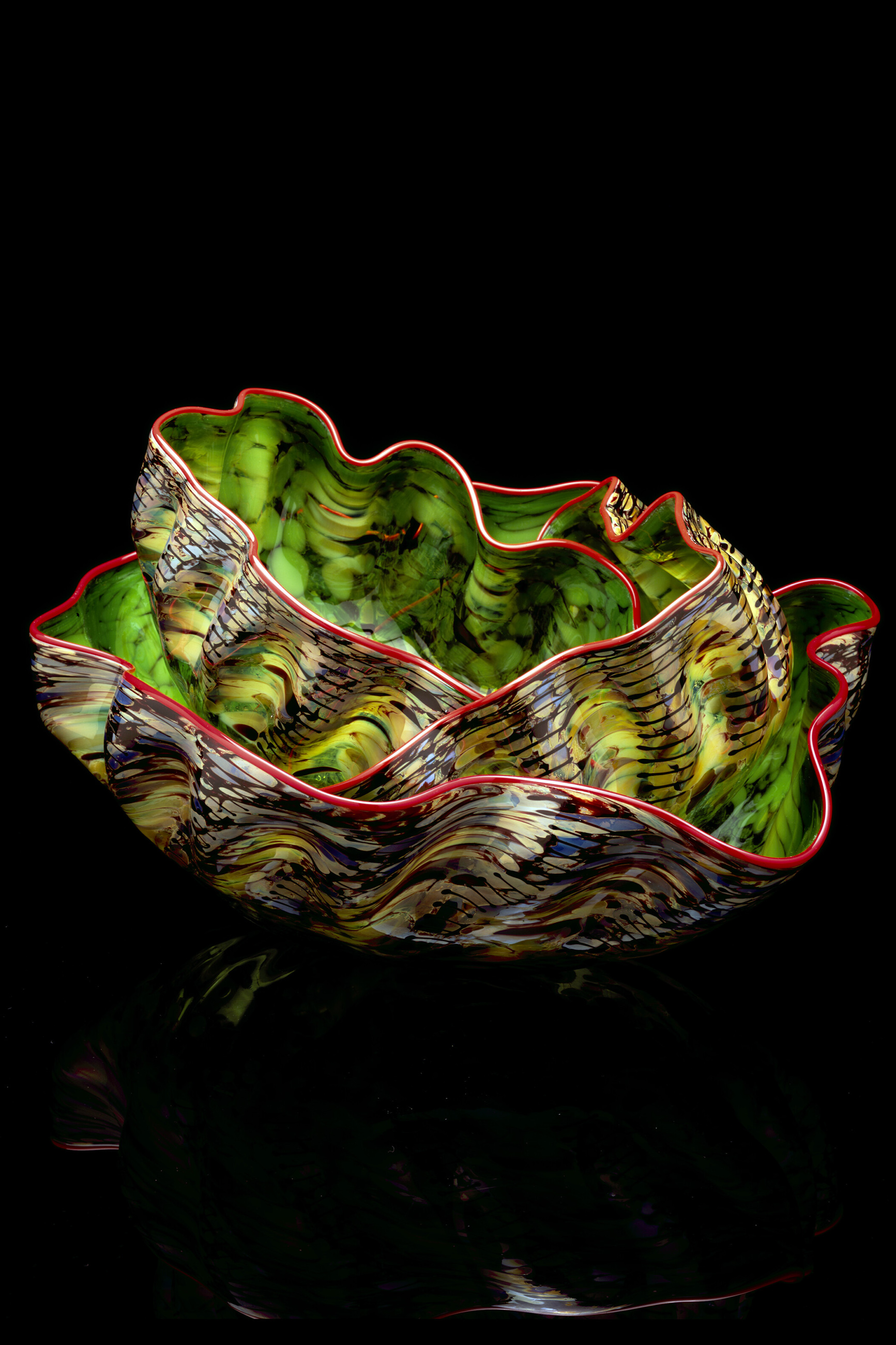 DALE CHIHULY - LEAF GREEN PHEASANT MACCHIA SET WITH RED LIP WRAPS, 2002